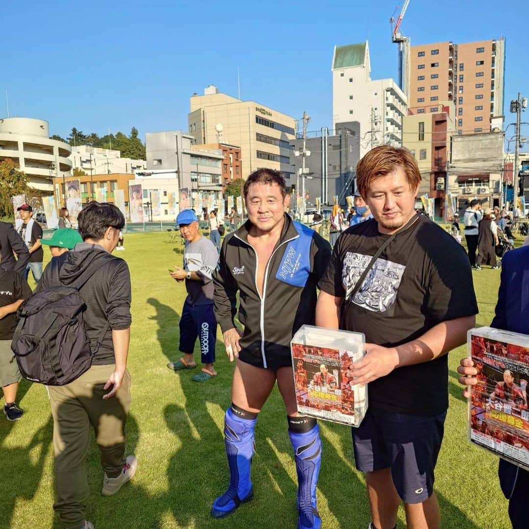 永田裕志さんのインスタグラム写真 - (永田裕志Instagram)「昨日は栃木プロレスに参戦しました。  宇都宮に前日入りして栃プロ臼井代表、北村選手と会食しました。  北村選手は岩手県種市高校レスリング部時代に東日本大震災の新日本プロレス宮城県東松山チャリティー大会を観戦して、プロレスラーになろうと決心したそうです。  試合当日は午前中にゴールドジム宇都宮にてトレーニング。  その後晴天の中、栃木県庁通りの広場にて試合しました。  沢山の子供達がエプロンサイドに集まる中、栃プロの若手から強烈なチョップ等、沢山の攻撃を受けたものの、それらを吹き飛ばしての勝利格別でした。  試合後は大谷晋二郎選手へのチャリティー募金のため募金箱を持った我々のもとに沢山のお客様が募金してくれました。  本当にあたたかいイベントでした。  帰京してスポンサー様と会食して、帰宅したのは夜11時手前でした。  疲れたけど、とても充実した日を過ごせました。  #永田裕志 #njpw #栃木プロレス  #nagatalock #ゴールドジム宇都宮」11月4日 14時19分 - yuji_nagata