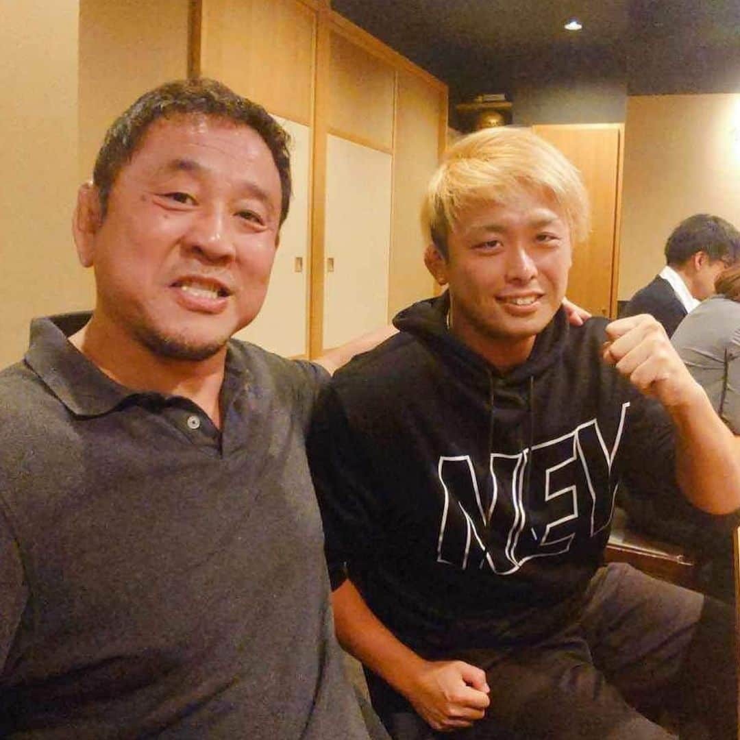 永田裕志さんのインスタグラム写真 - (永田裕志Instagram)「昨日は栃木プロレスに参戦しました。  宇都宮に前日入りして栃プロ臼井代表、北村選手と会食しました。  北村選手は岩手県種市高校レスリング部時代に東日本大震災の新日本プロレス宮城県東松山チャリティー大会を観戦して、プロレスラーになろうと決心したそうです。  試合当日は午前中にゴールドジム宇都宮にてトレーニング。  その後晴天の中、栃木県庁通りの広場にて試合しました。  沢山の子供達がエプロンサイドに集まる中、栃プロの若手から強烈なチョップ等、沢山の攻撃を受けたものの、それらを吹き飛ばしての勝利格別でした。  試合後は大谷晋二郎選手へのチャリティー募金のため募金箱を持った我々のもとに沢山のお客様が募金してくれました。  本当にあたたかいイベントでした。  帰京してスポンサー様と会食して、帰宅したのは夜11時手前でした。  疲れたけど、とても充実した日を過ごせました。  #永田裕志 #njpw #栃木プロレス  #nagatalock #ゴールドジム宇都宮」11月4日 14時19分 - yuji_nagata