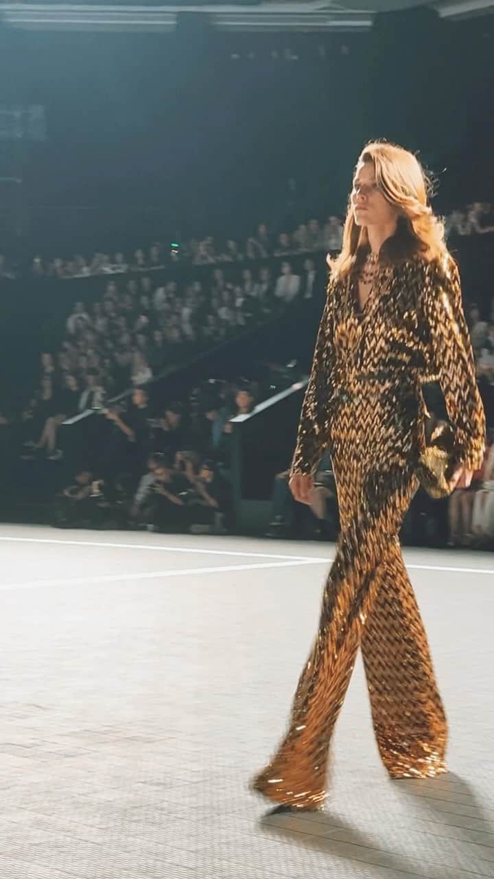 カロリーヌ・ド・メグレのインスタグラム：「🔥🔥 @viviennerohner at the Chanel Cruise Show in Shenzhen ✨ @chanelofficial」