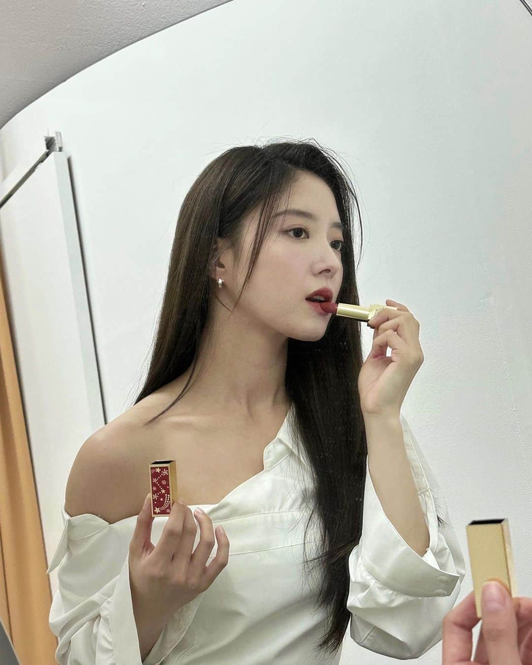 イ・セヨンのインスタグラム：「홀리데이 블록버스터💋  #ad #에스티로더 #에스티로더홀리데이블록버스터  @esteelauderkr」