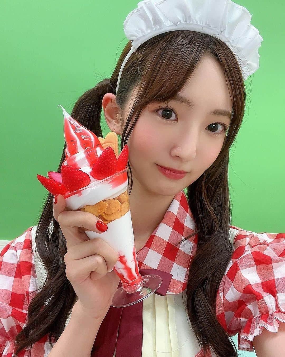 藤本冬香さんのインスタグラム写真 - (藤本冬香Instagram)「🍦🧁🍬🍰  #生写真 #撮影 #オフショット #少し #過去pic #赤 #ウェイトレス #衣装 #ギンガムチェック #パフェ #生クリーム #ホイップ #より #アイス #派」11月4日 14時16分 - fuyuka_43