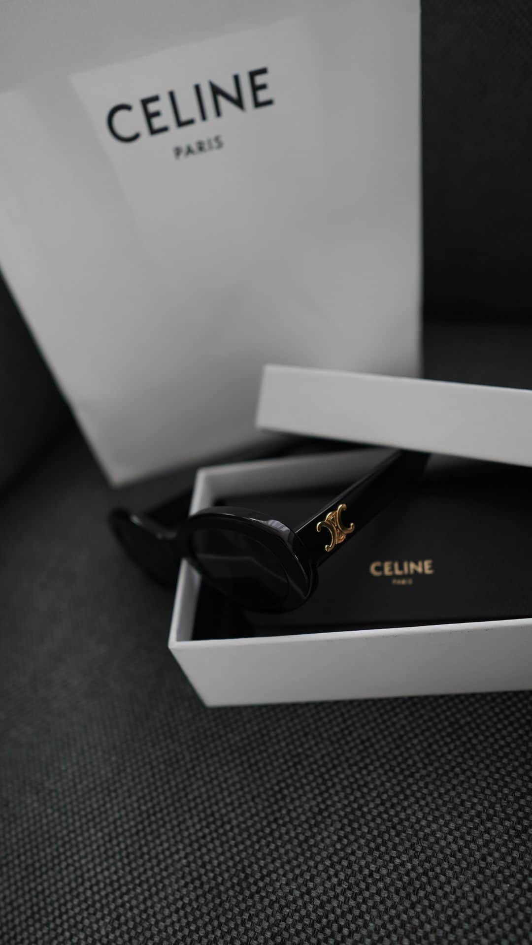 仲村美香のインスタグラム：「少し前に購入したサングラス🥹🩷 @celine   おちびちゃんにカメラを倒される。笑  #CELINE#celine #購入品#開封動画」