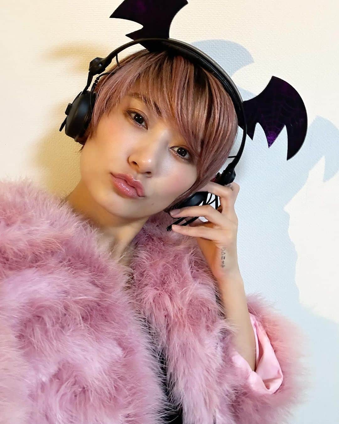 中川友里のインスタグラム：「ハロウィンも終わって 渋谷も落ち着きを取り戻しました〜🐶(10年間渋谷住民)  みんなに痩せたとか 肌綺麗になったとか  ショートのほうが似合うね！とか 褒めてもらうことが増えたので美容まとめ🎃💡  @elenananao ちゃんプロデュースの 美容針が入った @mwah_japan リップが密着度も とれにくさも良くてお気に入りです。  @m_plus.clinic.by.e は今月か医療もやるらしい😳🤍 とりあえず毎月定期でお肌ケアしてる毛穴洗浄-ハイフ-インジェクターでのビタミンCと幹細胞の導入はお肌が見違えるほど即効性感じるので デート前マスト🐶❣️ いつでもほおずりしたくなるほっぺが理想です〜😳🤍  エクステも外せたので @rrsalon_ サロンで久しぶりの頭浸浴と髪質改善トリートメント❣️ ケラチンやらタンパク質補修成分に水素パウダー3倍も入れてもらって 髪がしなやかに😳🥺💡  髪も肌もちゃんと労わってあげると ちゃんとリアクションがある🥺💡😳効果を実感します🥺❣️  #美容」