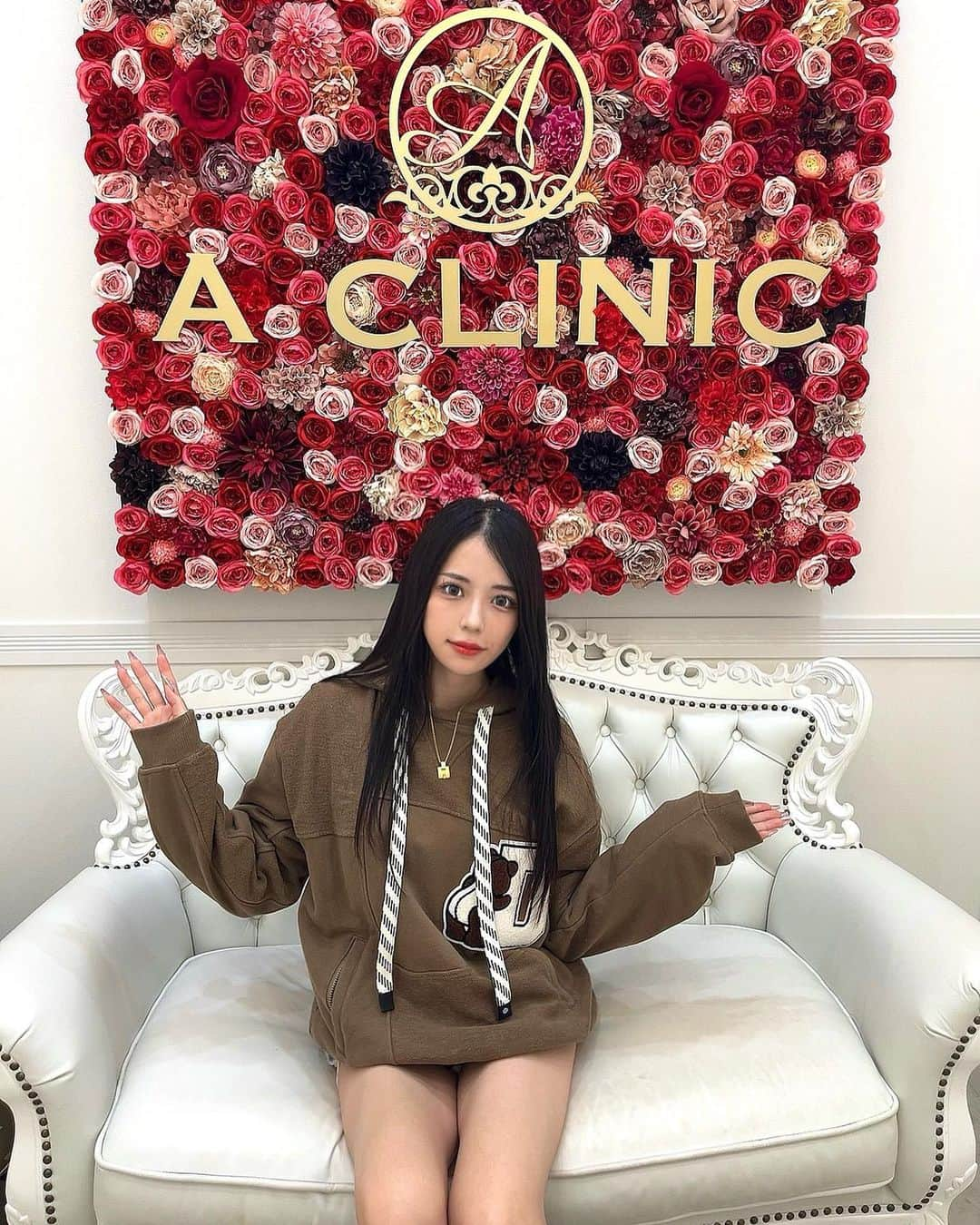 竹内えりかさんのインスタグラム写真 - (竹内えりかInstagram)「Aクリニック(@aclinic_shinjuku )新宿院の片桐先生(@aclinic_katagiri )にコリアンノーズの施術をしていただきました！ 鼻先の高さが少なくツンとさせたかったけれど鼻フルでの施術には怖さがあったのでヒアルで手軽に自分の理想の高さにできると聞き今回コリアンノーズを受けました👃 上がビフォーで下がアフター！ たった5分のほぼ痛みもない施術でこんなに可愛い綺麗な鼻になり、大満足しています💓 ドクターは理想の鼻の形のお話を親身に聞いてくださり、的確にそれに近づけてくれました！ 次回はまたAスレッドをやりたいなと思いつつ、クマ取りにも興味を持っています！ .  #コリアンノーズ #鼻先革命 #aclinic #aclinic銀座 #aclinic横浜 #aclinic新宿 #aclinic名古屋#aclinic大阪#aclinic池袋  #aclinic福岡#aclinic仙台#aクリニック #エークリニック #美容外科#鼻整形#団子鼻#アップノーズ #片桐大佑」11月4日 14時20分 - taeri_ka