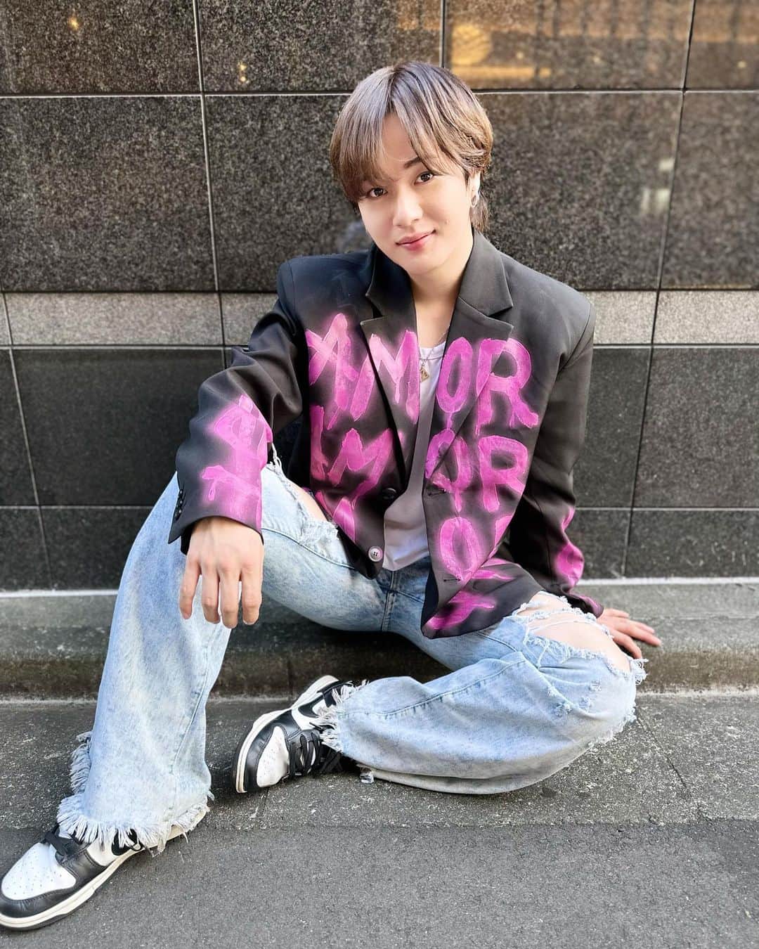 内海大輔のインスタグラム：「11月になりましたん。 まじこのジャケット可愛い。 何回もこれ自分で描いたんですかて言われた笑 いや…普通に買いました🤧 へへ。 お気に入りすぎる。  #内海大輔」