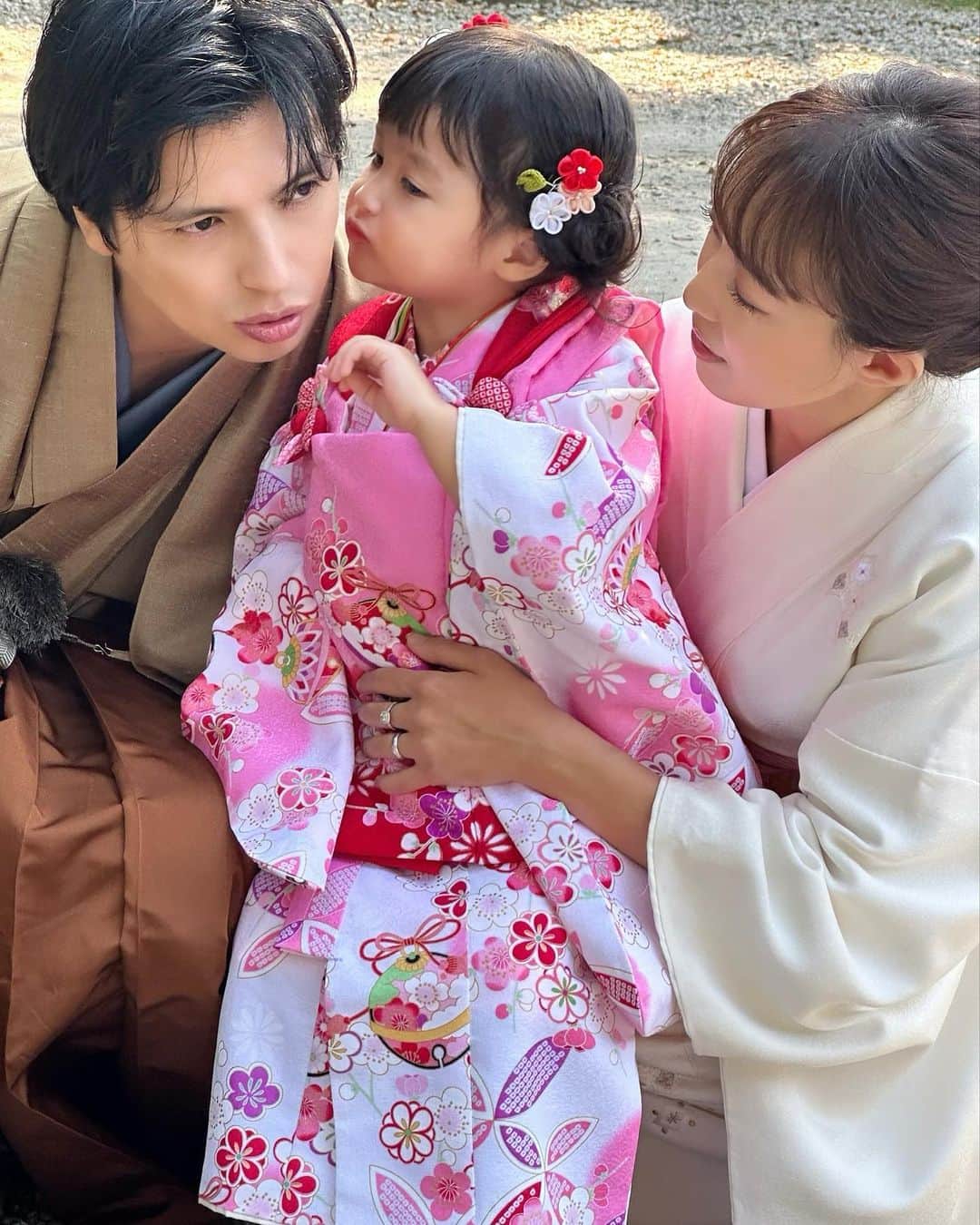 川崎希のインスタグラム：「七五三💗💗💗  無事にお祝いが出来てよかった〜👘☀️✨  着物姿でちょこちょこ歩く姿が可愛すぎて💕  メロメロでした〜💗💗💗  #七五三　#七五三3歳  #七五三撮影」