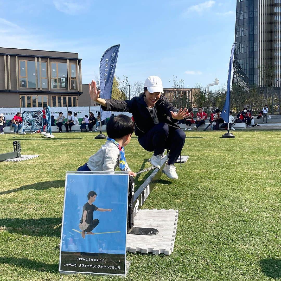 田中琴乃のインスタグラム：「・ やってみたかったスラックライン🙌  体験会やっていて全力で挑戦😇  子供と同じくらい 芝だらけのへろへろになって帰宅🥹  #公園 #スラックライン」