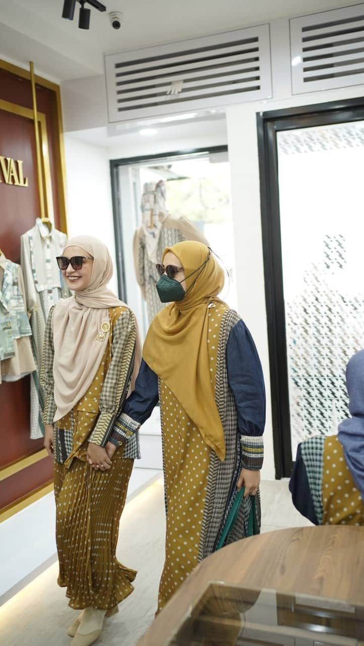 Zaskia Sungkarのインスタグラム：「الْحَمْدُ لِلَّهِ opening store @zaskiasungkar_makassar hari ini  Makasi zs ladies yang udah dateng dan belanja doain ya 🥹🤍」