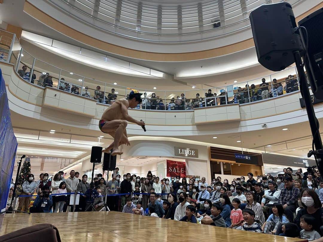 小島よしおのインスタグラム：「イオンモール鳥取北でライブ🤩　 なんと徳島から来てくれてる人もいて感激ピーヤです😭」