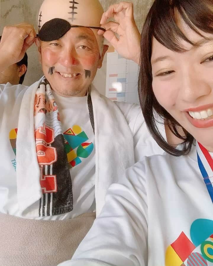 小出真保のインスタグラム：「東京ドーム　ラクーア　ステージにて🏃‍♀️ スポーツ・オブ・ハート イベントMCやものまねステージなどたくさん参加させていただきました。初めての参加、しかもほぼ高橋尚子さんになりきってのステージ。🏃 スポーツはいっさいしてこなかった私ですが、スポーツを観て泣いたり怒ったりすることはよくやっています、スポーツのパワーは素晴らしいです、なんの嘘もない真っ直ぐな世界だから。 いっしょに盛り上げた、#ガンリキ佐橋 さん #小笠原ミニ大 さん　#MAB くん　  共演者のみなさま、スタッフのみなさま、ありがとうございました😊」