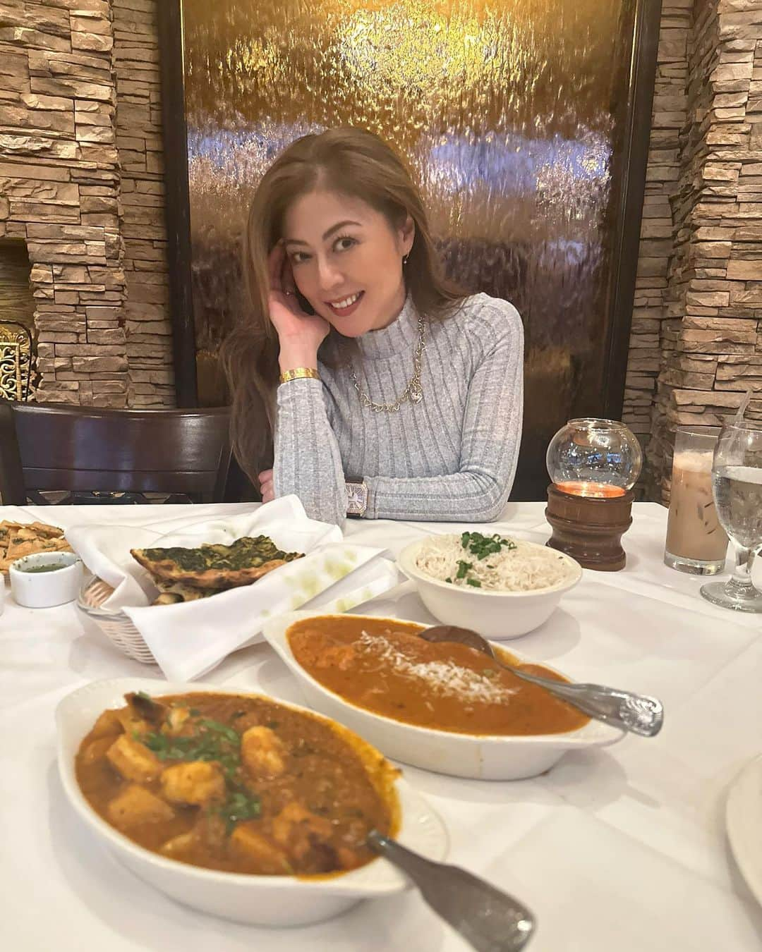 武田久美子のインスタグラム：「. インド🇮🇳カレーを美味しく食べて来ました😋 ほうれん草のナンと一緒に💜 でも私の一番好きなインディフードはサモサです🩷 皆様良い週末をお過ごし下さいませ💜💜💜  #indianfood #samosa」