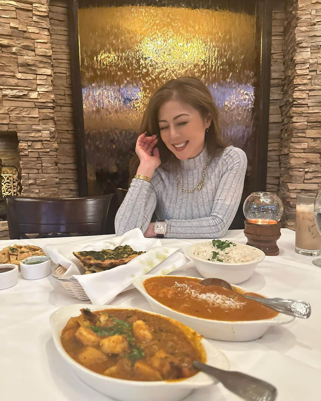 武田久美子さんのインスタグラム写真 - (武田久美子Instagram)「. インド🇮🇳カレーを美味しく食べて来ました😋 ほうれん草のナンと一緒に💜 でも私の一番好きなインディフードはサモサです🩷 皆様良い週末をお過ごし下さいませ💜💜💜  #indianfood #samosa」11月4日 14時41分 - kumikotakedaofficial