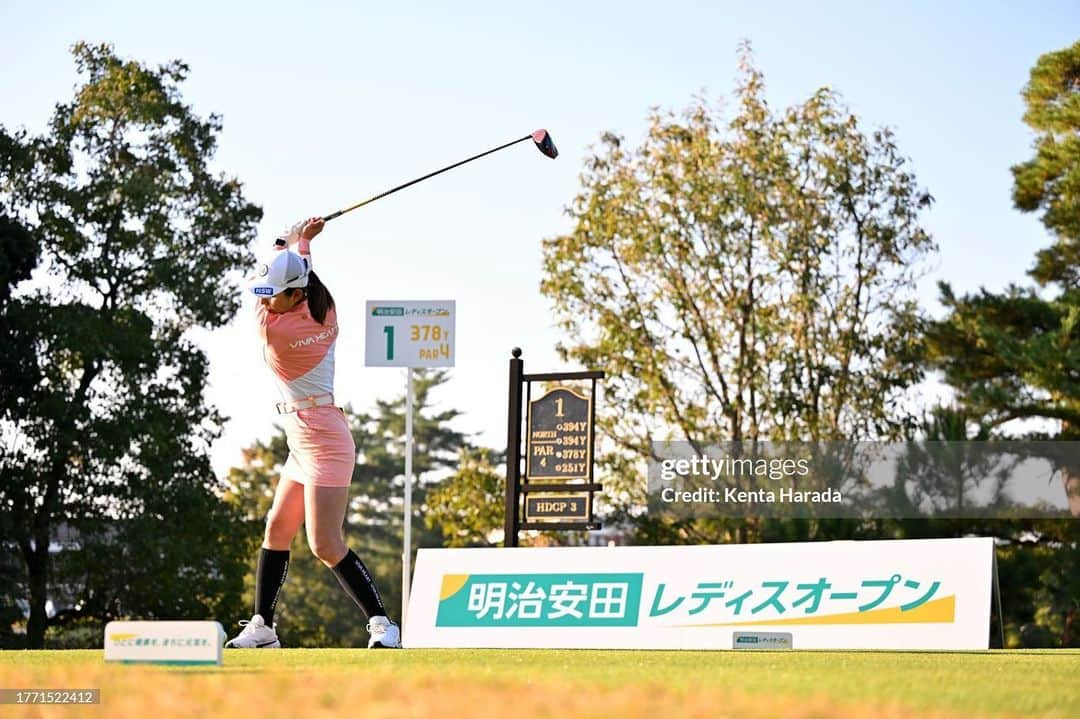 江澤亜弥のインスタグラム：「＊ 明治安田レディスオープン  右手首が痛くなり棄権という形になってしまいました😭 頑丈な体の両親から受け継いだ頑丈な体が取り柄だったので、とても悔しいです😢 応援に来てくれたファンの皆さんすみませんでした🙇‍♀️  QTも近いので、無理はせずできることを精一杯やっていこうと思います！ 物が持てないほどの重症ではないのでご心配無くです！  様子を見ながら来週の山口、京都も出場予定です。 今年のラスト2試合頑張ります！  #jlpga #ステップアップツアー #明治安田レディスオープン  今週のウェア好評でした☺️ このピンクのスカートがオキニ(死語？)で気づいたら毎週履いてる🫢」