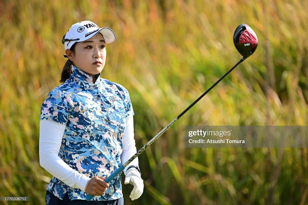 高木優奈のインスタグラム：「2023年11月3日 JLPGAプロテスト合格しました。 66.73.68.70トータル11アンダー4位。 6度目の挑戦でした。 ほっとしました。長かった。 正直初めの2回はこんなもんだろうと思っていました。 ステップで優勝してからの3回目 レギュラーでシードを目指してシーズン戦ったあとの4回目 全米女子オープンに出てテストに向けてしっかり調整をして受けた5回目 もうテストは受からないと思いました。 普通の試合は予選カット周辺のドキドキも 優勝争いするドキドキも このドキドキが何よりも楽しい。 でも、テストだけはひとつも楽しくない。 同組のバーディーに焦り 自分だけパターが入っていないような気がする。 こんなに頑張ってもどうせ落ちる。 どれだけ他の試合で良いスコアでまわっても テストがダメならまるで今年一年全てがダメだったと 何も頑張っていないと言われているような気分で もう頑張ることすらしたくない 大好きなゴルフが苦しくてたまらない やめたい そう思ったのが去年の11月。  ゴルフ人生で初めて 1ヶ月半トレーニングもゴルフもしませんでした。  でもこの1ヶ月半がとっても良かった。 たくさんの方から連絡をいただき ゴルフをやりたいかどうか。 これについてゆっくり考える事ができました。  やっぱりゴルフが大好きで やっぱりまたレギュラーツアーに戻りたかった。  たった1人でオーストラリアツアーにも行きました。 スイング改造で全く球は当たらなくて スコアが出なくても試合が楽しかった。 ゴルフが楽しくなりました。 テストに受かりたい！から ゴルフが上手くなりたい！という気持ちに変わりました。  今年はやれると思って会場入りしました。 変わった私で戦うテストが不安もあるけど少し楽しみでした。 66はベストスコアです。 73を打ったらまた不安に。 68は神様からの贈り物。 70は自分の成長を。 私にとっては大きな大きな4日間。 日本で試合がしたい私にとって絶対条件だった プロテストをクリアしました。  私をサポートしていただいた ヤオマサ様、濱田精麦様。 ゴルフをやめたいと言った私でさえ応援したいと おっしゃっていただいたご恩は一生忘れません。 これからたくさん恩返しがしたいです。 YAMAHA様 試合もないのにすぐにクラブを組んで 対応していただきました。 このクラブだからテストに合格できました。 ZOY様 2019年から5年間。 変わらずにサポートしていただきました。 可愛いウェアで毎日やる気が出ました。 会場であるJFE瀬戸内海ゴルフ倶楽部様 2度目のJFE。 1度は大嫌いになったコース。 でも自分を成長させてくれたコース。 風が強くて難しかったです。 本当にありがとうございました。  そしてたくさんのファンの皆様。 お待たせしました。 ずーっと変わらずに応援していただき 今年こそ今年こそと言われて やっとスタート地点に立つ事ができました。  たくさんの人の協力があり今日を迎えられました。 感謝を色んな方に伝えたい。 そしていくら伝えても伝えきれません。 本当にありがとうございました！  5年前にプロ宣言をしてから 私がプロゴルファーであることに変わりはないけれど JLPGA 会員としてもう一度気を引き締めて 私の良さを活かし強いゴルファーになります！  長くなりましたがここまで 読んでいただきありがとうございます。 ほっとしてる間も無くすぐQTです。 走り抜けます。もっともっと頑張ります。 上手くなります。強くなります。 これからも髙木優奈をよろしくお願いいたします。 *たくさんのコメントで溢れていてまだ全てに目を通せていません。 ゆっくり時間をかけて読ませていただきます。 #髙木優奈 #ヤオマサ #濱田精麦 #zoy #YAMAHA #プロテスト」