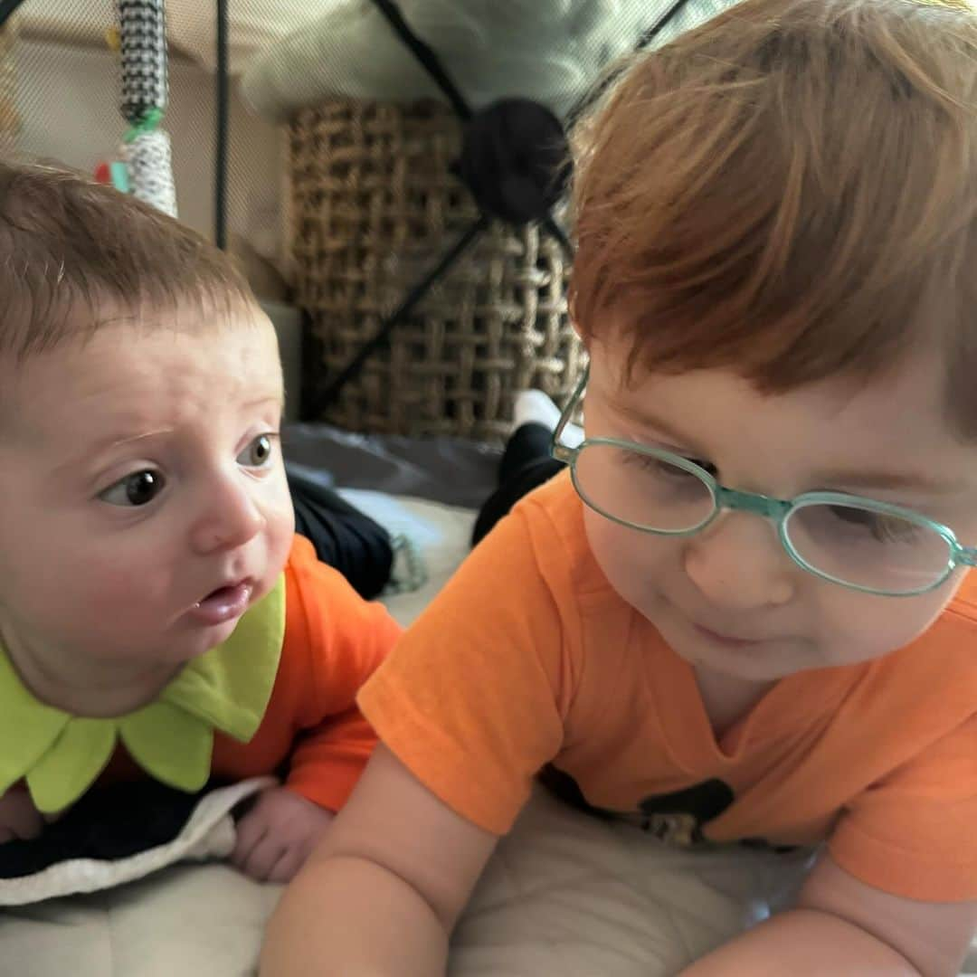 メーガン・トレイナーさんのインスタグラム写真 - (メーガン・トレイナーInstagram)「Riley and Barry’s 1st Halloween together 🩵🧡」11月4日 14時47分 - meghantrainor