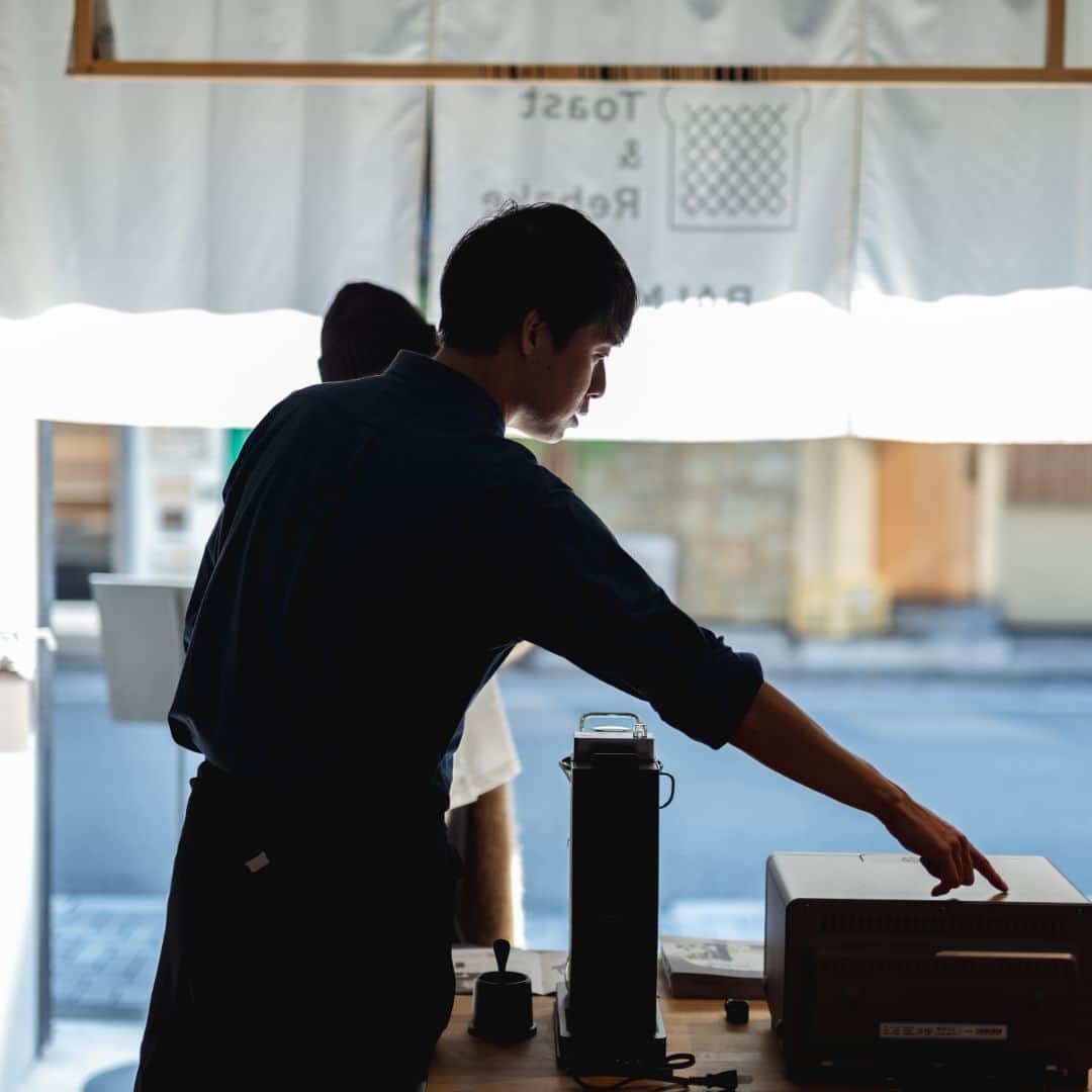 BALMUDA (バルミューダ) さんのインスタグラム写真 - (BALMUDA (バルミューダ) Instagram)「「Toast & Rebake Shop in Kyoto」がオープン中！ . BALMUDA The Toasterのおいしさを体験するショップ「Toast & Rebake Shop in Kyoto」。本日もたくさんの方がご来場くださり、「おいしい」のお声を皆さまからいただいています。 . ショップ内には、リニューアルしたばかりのトースターや新製品 BALMUDA The Plate Proなど、バルミューダのキッチンシリーズが勢揃い。バルミューダの社員が製品に関するご質問やお悩みにもお答えします。また、イベントのために作ったオリジナルトートバッグも販売中です。 . ショップは明日11月5日（日）18時まで。秋の京都を散策しながら、特別なおいしさをぜひお楽しみください。皆さまのご来店をお待ちしております。 . 「Toast & Rebake Shop in Kyoto」イベント概要 . 営業時間 11時〜18時 . 場所 O-DEN Gallery （京都府京都市中京区衣棚38-1 ODENビル1階） 京都市営地下鉄　烏丸線&東西線　烏丸御池駅から徒歩5分 阪急京都線　烏丸駅から徒歩10分 （協力：株式会社Skeleton Crew Studio、新合同会社） . . #ToastandRebakeShopinKyoto #ToastandRebake #リベイク #トースト #バルミューダのイベント #京都ポップアップ #京都イベント #BALMUDATheToaster #バルミューダザトースター #BALMUDA #バルミューダ」11月4日 14時48分 - balmuda
