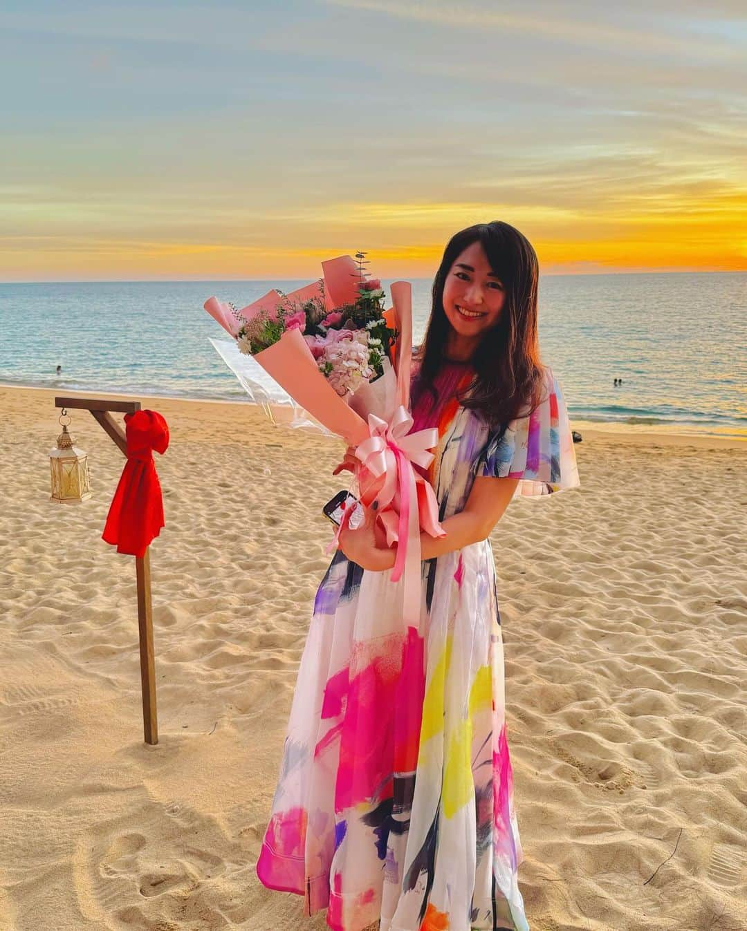 江辺香織さんのインスタグラム写真 - (江辺香織Instagram)「文化の日☀️ 今年もまた幸せな誕生日を迎えることができました。 これも一重にいつも親しくして下さる皆様のお陰です🥰  そして大好きな家族と共に過ごせる日々に感謝です☺️💕  プーケットにて、ディナーの予約してくれてるとは聞いていたけど、まさかこんなに素敵なサプライズだったなんて...❣️  プライベートサンセットディナー🍽️にお花まで🌸  そう言えば数ヶ月前に、好きな色は？と聞かれて何気にピンク！と答えた記憶が蘇ってきた。（笑） お花やお部屋のデコレーションのためだったのねー😭🩷  雨季であるプーケットは、毎日夕方スコールだったのに BDの日だけ晴れました...💗  11月3日の“晴れの特異日”は、プーケットでも有効？（笑）  #tailand #puket #birthdaytrip #surprise #family #sunset #aje #fashion #ocean #suits」11月4日 14時51分 - kaori.ebe