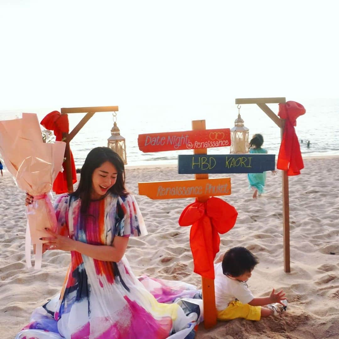 江辺香織のインスタグラム：「文化の日☀️ 今年もまた幸せな誕生日を迎えることができました。 これも一重にいつも親しくして下さる皆様のお陰です🥰  そして大好きな家族と共に過ごせる日々に感謝です☺️💕  プーケットにて、ディナーの予約してくれてるとは聞いていたけど、まさかこんなに素敵なサプライズだったなんて...❣️  プライベートサンセットディナー🍽️にお花まで🌸  そう言えば数ヶ月前に、好きな色は？と聞かれて何気にピンク！と答えた記憶が蘇ってきた。（笑） お花やお部屋のデコレーションのためだったのねー😭🩷  雨季であるプーケットは、毎日夕方スコールだったのに BDの日だけ晴れました...💗  11月3日の“晴れの特異日”は、プーケットでも有効？（笑）  #tailand #puket #birthdaytrip #surprise #family #sunset #aje #fashion #ocean #suits」