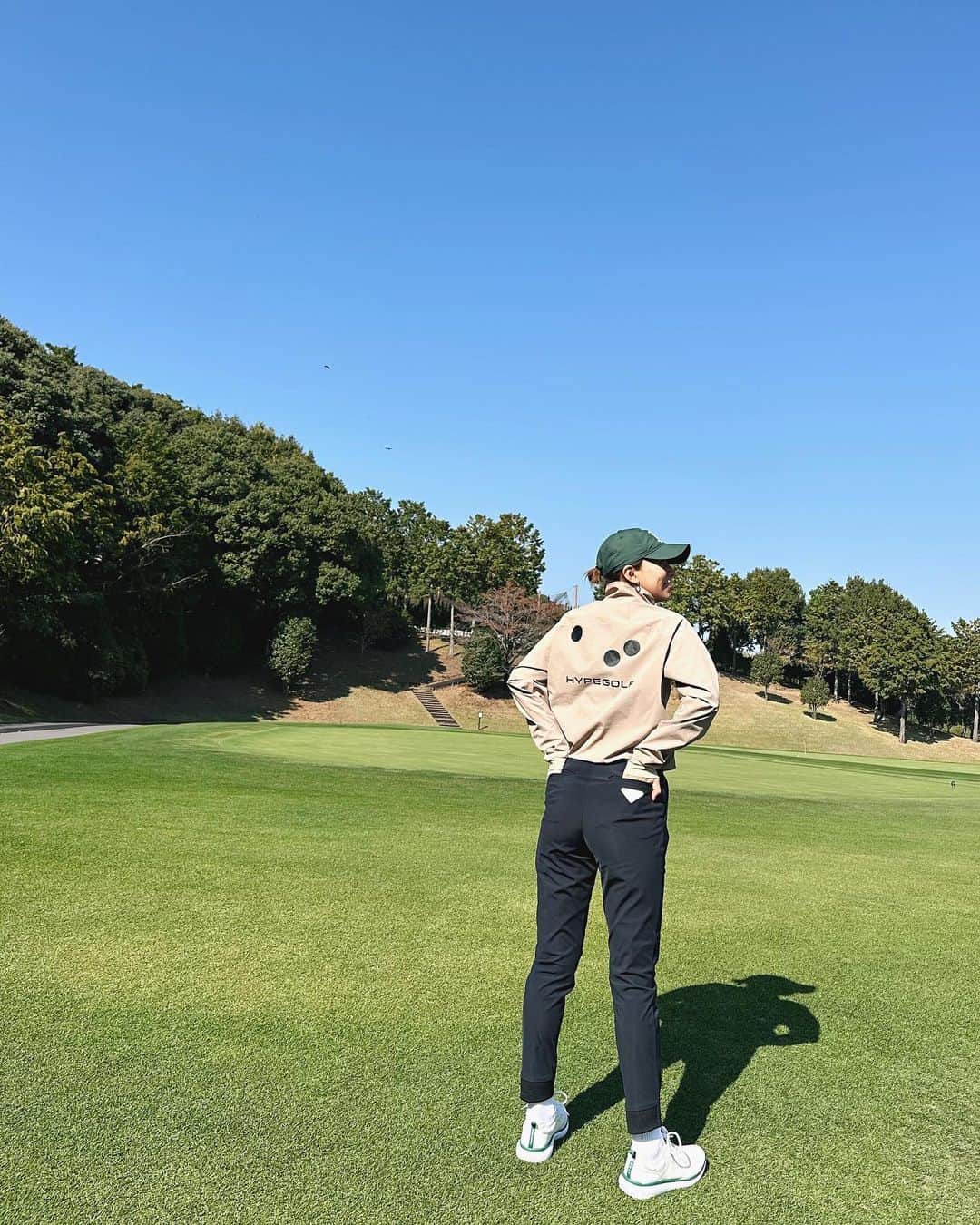 平野杏梨のインスタグラム：「初めてママと2サム⛳️💛 余計なこと考えないからか久々に100切れた😂  #anri__golfwear  ブランドはタグ付けしました✅  #unitedarrowsgolf #unitedarrows #hypegolf#oakley #ゴルフ#ゴルフウェア#pr」