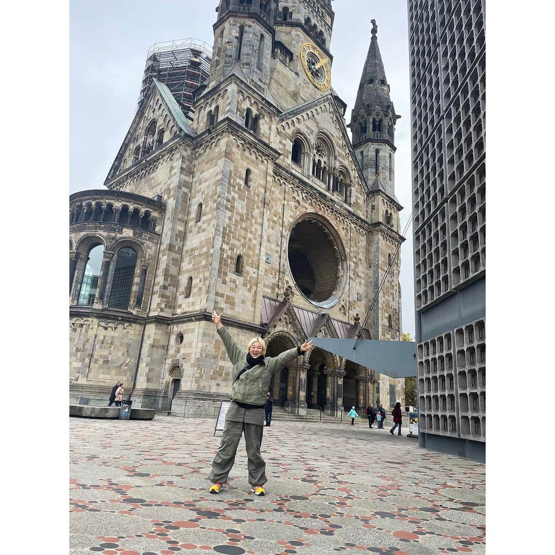 高橋奈苗さんのインスタグラム写真 - (高橋奈苗Instagram)「#PASSIONTRIP  ドイツ🇩🇪 Nanae in Germany!  綺麗な街並みです。 コーヒー屋さんが多いね☕️  @jazzygabert がたくさんケアしてくれてます。感謝🥲  あんなに闘ってたからこそ、なんだよなぁ、、🙏  いよいよ今日は試合‼️  WAKU WAKU‼️  悩みや迷い、全部捨てていくぞ‼️  ドイツを震撼させよう🔥  PASSION‼️  I'm a passionmonster‼️  Are you ready? Germany🇩🇪  通販ショップ➡︎ https://jungarian.thebase.in/  #プロレス #高橋奈七永  #ナナエ #パッション #passion #女子プロレス #人間国宝 #japan #nanaetakahashi #Germany」11月4日 14時55分 - nanae_passion_