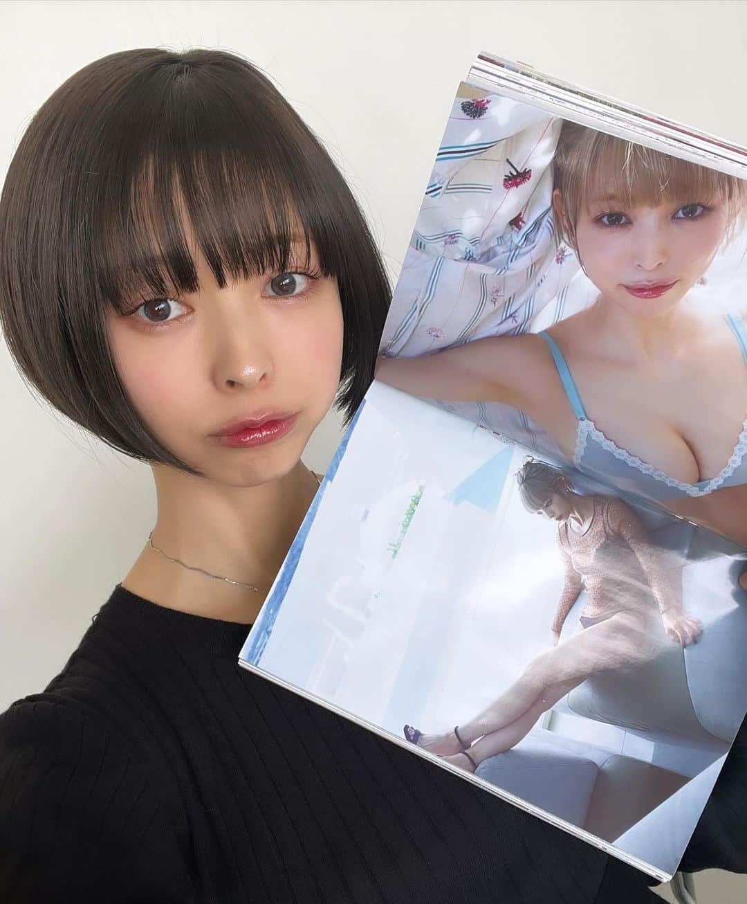 最上もがさんのインスタグラム写真 - (最上もがInstagram)「週プレ、発売記念会でした！ 6年ぶりの握手会🤝 触れ合うことの大切さみたいなのすごい実感した！笑 普段、娘以外触ることないから新鮮な気持ち。 やっぱり対面で話すって良いよね。 言葉だけじゃなくて表情や声のトーンでも色々伝わるし その人の香りや、服装や、メイクや、今日に至るまでの時間を考えたりします。  会いに来てくれたみなさまありがとう！ またね！  1枚目はドライマンゴー食べてた。笑 2枚目はトレーニングの成果がでてお尻が少しお尻っぽく🍑！ 私本当にぺったんこのお尻だったのに やっと形ができてきた感じある！😭 理想の自分に近づくためにもっとがんばろーっと！」11月4日 14時56分 - mogatanpe