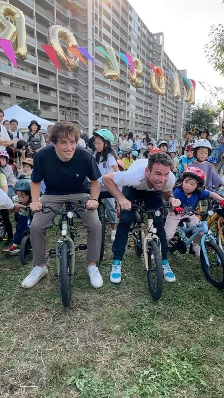 マーク・カヴェンディッシュのインスタグラム：「The real race begins… 👦🇯🇵👧 featuring @markcavendish @petosagan @lafayvictor 👨‍🏫 #SaitamaCriterium」