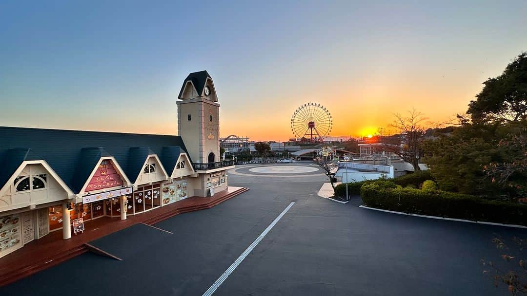 鈴鹿サーキット【公式】のインスタグラム：「この時期は閉園間近の夕焼け空がとってもきれい！ ぎりぎりまで遊んで夕焼け空を見ながらアトラクションを楽しむのもいいですね☺️   #鈴鹿サーキットパーク #テーマパーク　 #東海 #遊園地 #三重県 #鈴鹿市 #子どもとお出かけ #赤ちゃんとおでかけ #三重旅行 #家族でお出かけ」