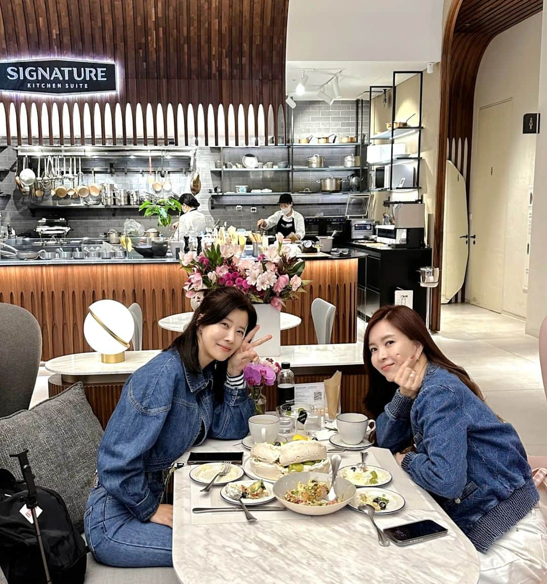 ユソンさんのインスタグラム写真 - (ユソンInstagram)「우리는 통~하는 사이♡♡  은정언니랑 런치약속에..맞춘 듯ㅎㅎ  청청자매네~^^   언니 소개로 알게 된 .. @anseoli.bakinglab 마쿠아즈는 먹어보고 넘 맛나서 선물도 했었는데.. 파블로바 케이크는 처음♡  완전 케이크의 신세계네요! 👍👍  빵이 머랭으로 되있어서 입에서 사르르~ 사라져요^^   딸 갖다 주라며 .. 따로 케이크 포장해 주는 은정언니😍  피낭시에도 늠 맛나네유!! ㅠㅠ 서리 사장님!! 조만간 또 올 것 같아요🤩 #핫플 많이 아는.. 은정언니는 인싸~~ ㅎㅎ💕  👉 시그니처키친청담×안서리베이킹랩 #팝업스토어  시그니처키친 청담쇼룸에서 12월2일까지라네요^^ 팝업 끝나면..#안서리베이킹랩 매장에서 예약 후 구매!!」11月4日 15時00分 - yoo_sun0129