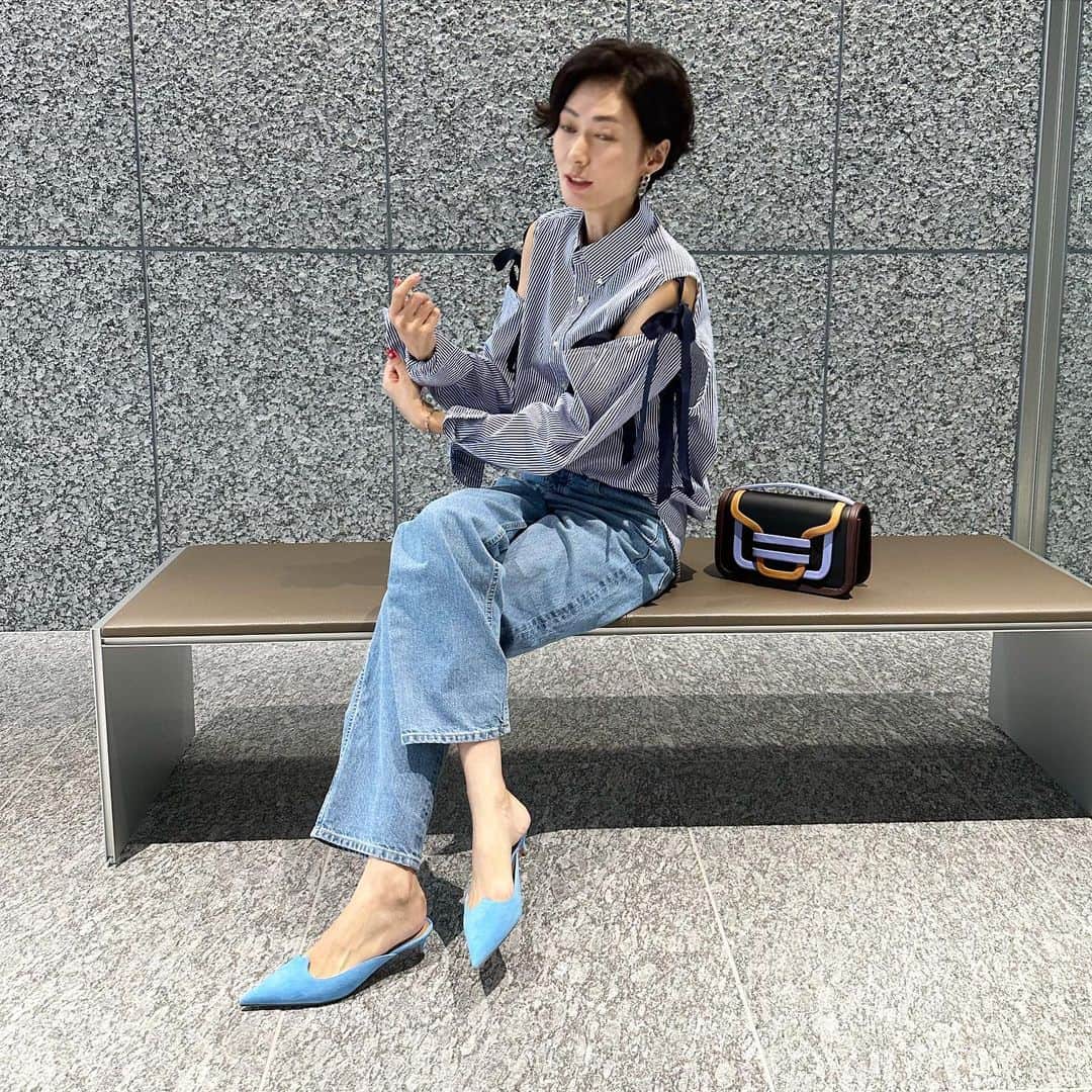 田丸麻紀のインスタグラム：「お天気の良い、土曜日^_^  お気に入りのシャツを 着ていたので、  久しぶりに 相方さんに 写真を撮ってもらったら  半目。。。(-｡-;  もう一枚くらい 撮ってよ。。。  今日は暑いですねー😵  もう11月のはずなのに。。。  びっくり。  #私服 #インスタハズバンド #instahusband  #makiswardrobe  #ootd」