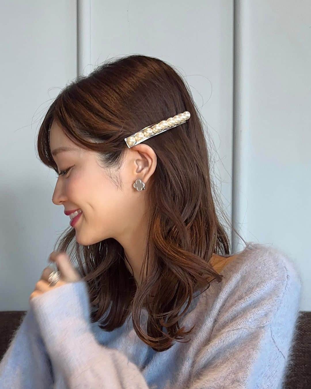 牧野結美さんのインスタグラム写真 - (牧野結美Instagram)「バレッタを使ったヘアアレンジ🤍🫧  ゆるく巻いた髪にパール付きバレッタをつけると 一気に季節感を出すことができます☺️💗  私がつけているバレッタは、  @franceluxejapan のもの🪞✨ バレッタをサイドにつけることで、 顔周りが華やかになるのでおすすめの使い方🫶🏻  こちらのバレッタは、 メタルにパールが整列しているので、 甘くなりすぎず、今っぽさを出せるのもポイント🥰  #franceluxe さんのオンラインショップで使える クーポンをだしていただきました🧸🥨 ----------------- 🏷️クーポンコード 【flyumi】 -----------------  どの商品にも使える10%OFFクーポンなので 気になる方は是非使ってくださいね🪄✨ 12月4日まで使えます🎀  クリスマスデートでつけたいヘアアクセサリーを 探してみるのも良さそうです🎄🌟 ギフトBOXもあるので、 プレゼントにもおすすめですよ🎁♡  #franceluxe #franceluxejapan #フランスラックス #パールバレッタ #簡単ヘアアレンジ #ミディアムヘアアレンジ #巻き髪ヘアアレンジ #デートヘア #バレッタ #バレッタアレンジ #大人フェミニンコーデ #冬のヘアアレンジ #クリスマスデート #デートヘアアレンジ #プレゼントにおすすめ」11月4日 15時05分 - yumi_makino_