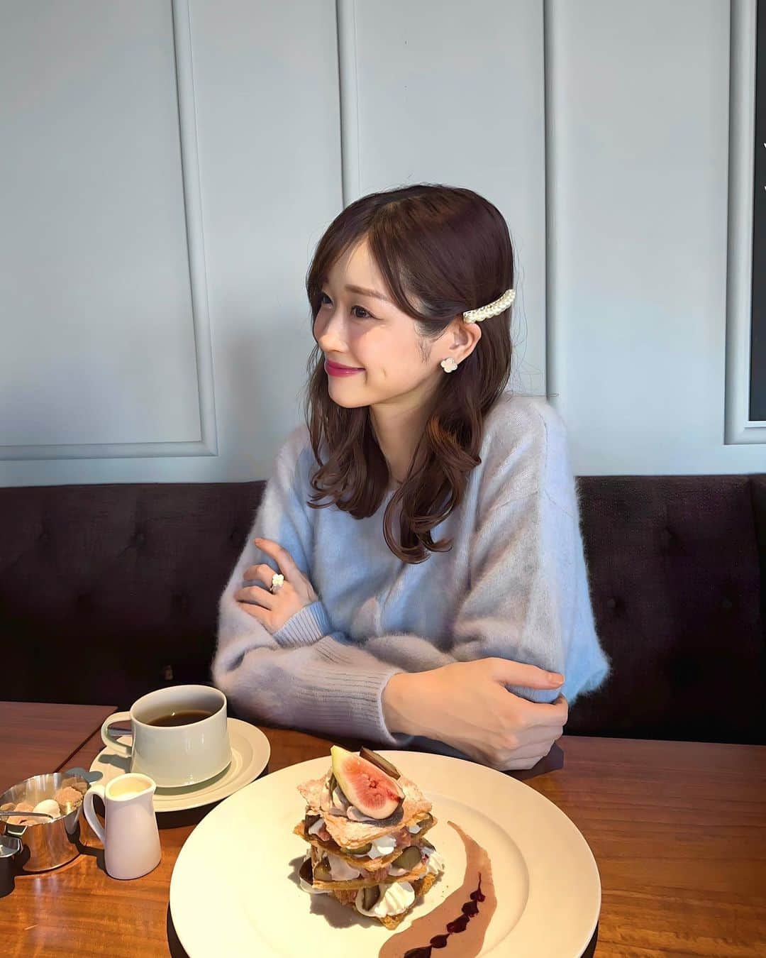 牧野結美さんのインスタグラム写真 - (牧野結美Instagram)「バレッタを使ったヘアアレンジ🤍🫧  ゆるく巻いた髪にパール付きバレッタをつけると 一気に季節感を出すことができます☺️💗  私がつけているバレッタは、  @franceluxejapan のもの🪞✨ バレッタをサイドにつけることで、 顔周りが華やかになるのでおすすめの使い方🫶🏻  こちらのバレッタは、 メタルにパールが整列しているので、 甘くなりすぎず、今っぽさを出せるのもポイント🥰  #franceluxe さんのオンラインショップで使える クーポンをだしていただきました🧸🥨 ----------------- 🏷️クーポンコード 【flyumi】 -----------------  どの商品にも使える10%OFFクーポンなので 気になる方は是非使ってくださいね🪄✨ 12月4日まで使えます🎀  クリスマスデートでつけたいヘアアクセサリーを 探してみるのも良さそうです🎄🌟 ギフトBOXもあるので、 プレゼントにもおすすめですよ🎁♡  #franceluxe #franceluxejapan #フランスラックス #パールバレッタ #簡単ヘアアレンジ #ミディアムヘアアレンジ #巻き髪ヘアアレンジ #デートヘア #バレッタ #バレッタアレンジ #大人フェミニンコーデ #冬のヘアアレンジ #クリスマスデート #デートヘアアレンジ #プレゼントにおすすめ」11月4日 15時05分 - yumi_makino_
