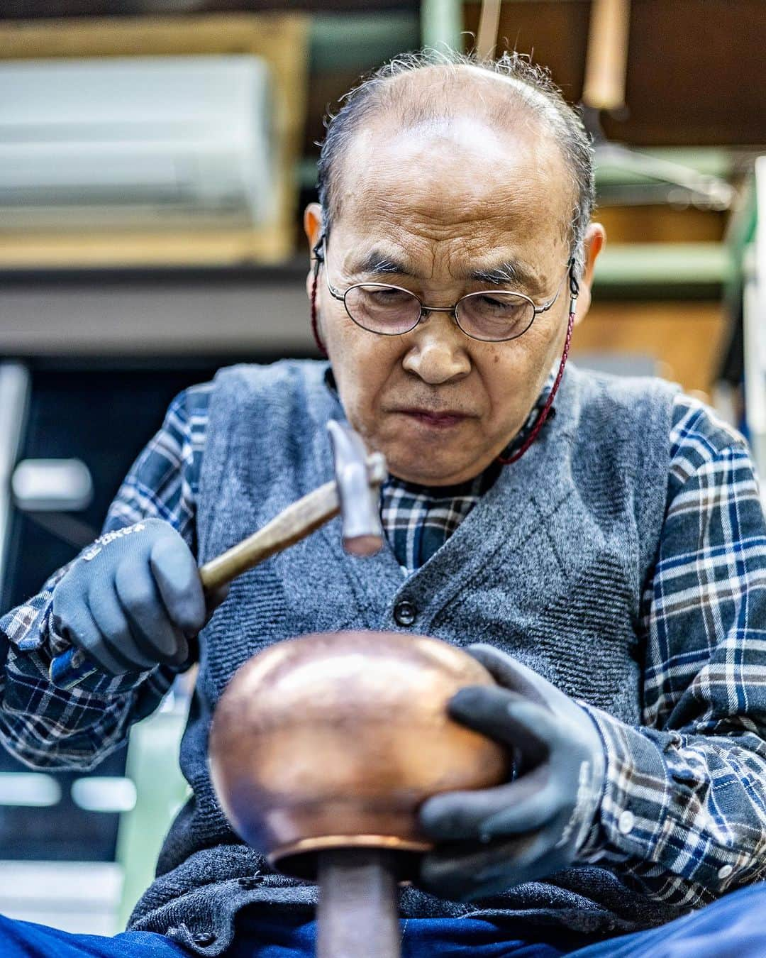 近藤岳登さんのインスタグラム写真 - (近藤岳登Instagram)「富貴堂の職人さん  @fuukidou   本当に素敵な職人の皆さんにメチャクチャ温かく迎え入れて頂き、この3日間で僕は勝手に富貴堂familyになったと思っています！　  モノづくりに向き合う表情、最高にカッコよかったです！  Special thanks  Photo by @moo_ochan」11月4日 15時06分 - gakuto_kondo