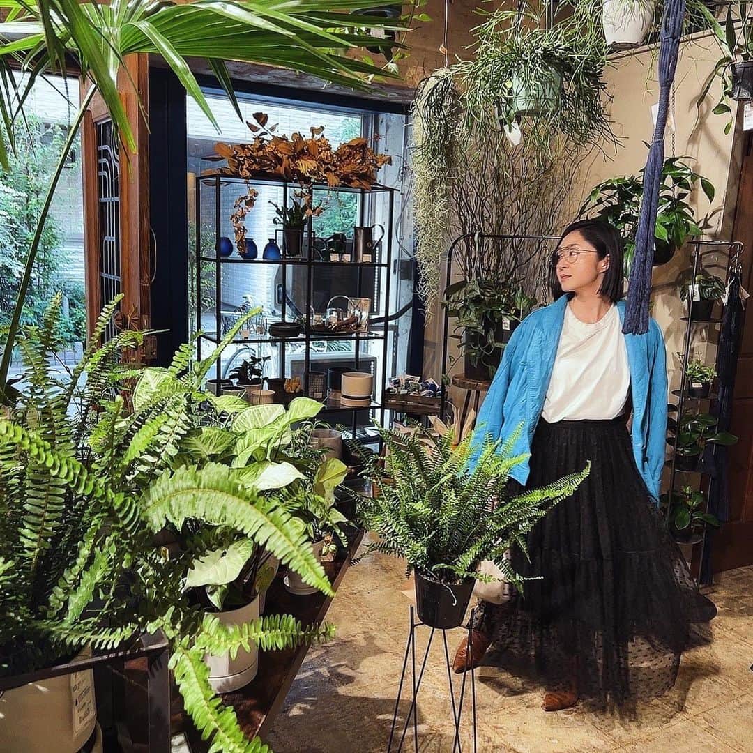 のインスタグラム：「✴︎✴︎✴︎ いつもお世話になっている @flowershop.anvers  さんの  新店舗 @anversblucca   わたくしもうすでに通い詰めております〜。　  めちゃ素敵なお花屋さん＆カフェですよ💐☕️  #flowershop  #cafe #おすすめ #154cmコーデ  #jacket @tarp_objects  #skirt @mamaguitar_ayako  #boots @poloralphlauren  #glasses @dramatictokyo_optician  #ring @cabriolet_labouquetierelola」