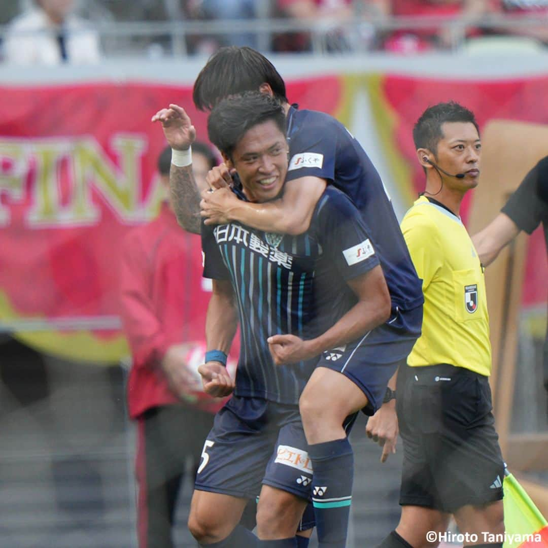 Goal Japanさんのインスタグラム写真 - (Goal JapanInstagram)「🏆 #アビスパ福岡 がルヴァンカップ優勝！🐝 浦和レッズとの #ルヴァンカップ決勝 を制し、クラブ史上初のタイトル獲得！#前寛之 と #宮大樹 のゴールで2点をリードし試合を折り返すと、後半に1点を返されるも2-1で逃げ切る！#長谷部茂利 監督の下、クラブの歴史を塗り替える勝利＆優勝！(Photo: Hiroto Taniyama / Masahiro Ura)  #soccer #football #jleague #ybclevaincup #levaincup #avispafukuoka #avispa #サッカー #フットボール #Jリーグ #JリーグYBCルヴァンカップ #YBCルヴァンカップ #ルヴァンカップ #⚽」11月4日 15時13分 - goaljapan