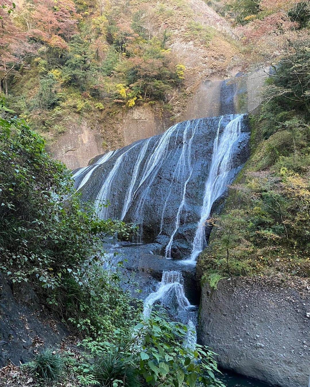 檜山沙耶のインスタグラム：「久しぶりに袋田の滝へ。少しずつ紅葉も進んでいました🍁夜はライトアップもやっているようです👀 自然に触れてリフレッシュできた休日でした✨ 冬の氷瀑も楽しみですね。  #袋田の滝 #日本三代名瀑 #大子町 #いばらき大使 #いばらきの逆襲」