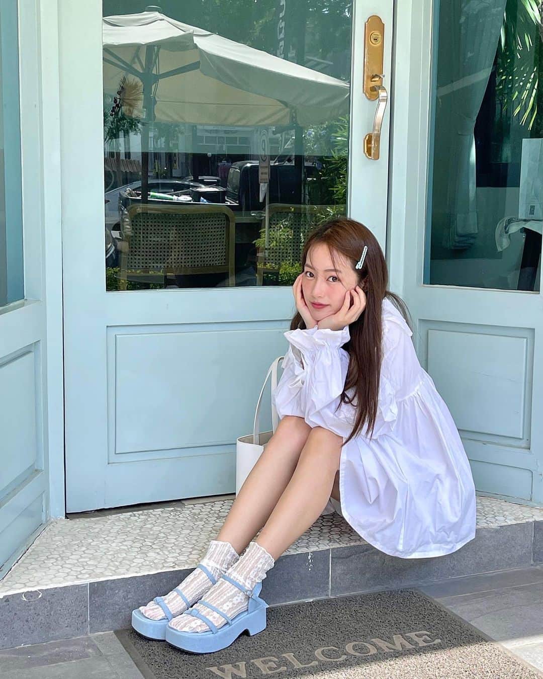 PIMTHAのインスタグラム：「Just a little drop of blue will do 🫧 @firstfebshop」