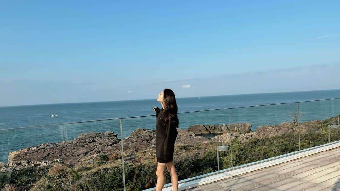 碧井椿さんのインスタグラム写真 - (碧井椿Instagram)「🏖️ 3年ぶりくらいに白浜の別荘へ♪  これからはもっと白浜にも行って、  もっと使うと  決めました‼️  ここは船の中から見た海のように　がコンセプト🚢  日本にいながら海外を感じたい😉がテーマみたいなので、 色んな場所に別荘を･:*+.\(( °ω° ))/.:+  久しぶりに癒された💓  道路が二車線になっていたり 高速の出口が先まで伸びたりしていて 大阪から1.５時間で行けるなんて便利っ♪ 行っていない間に、色々変わってた😍」11月4日 15時15分 - vivichan1325