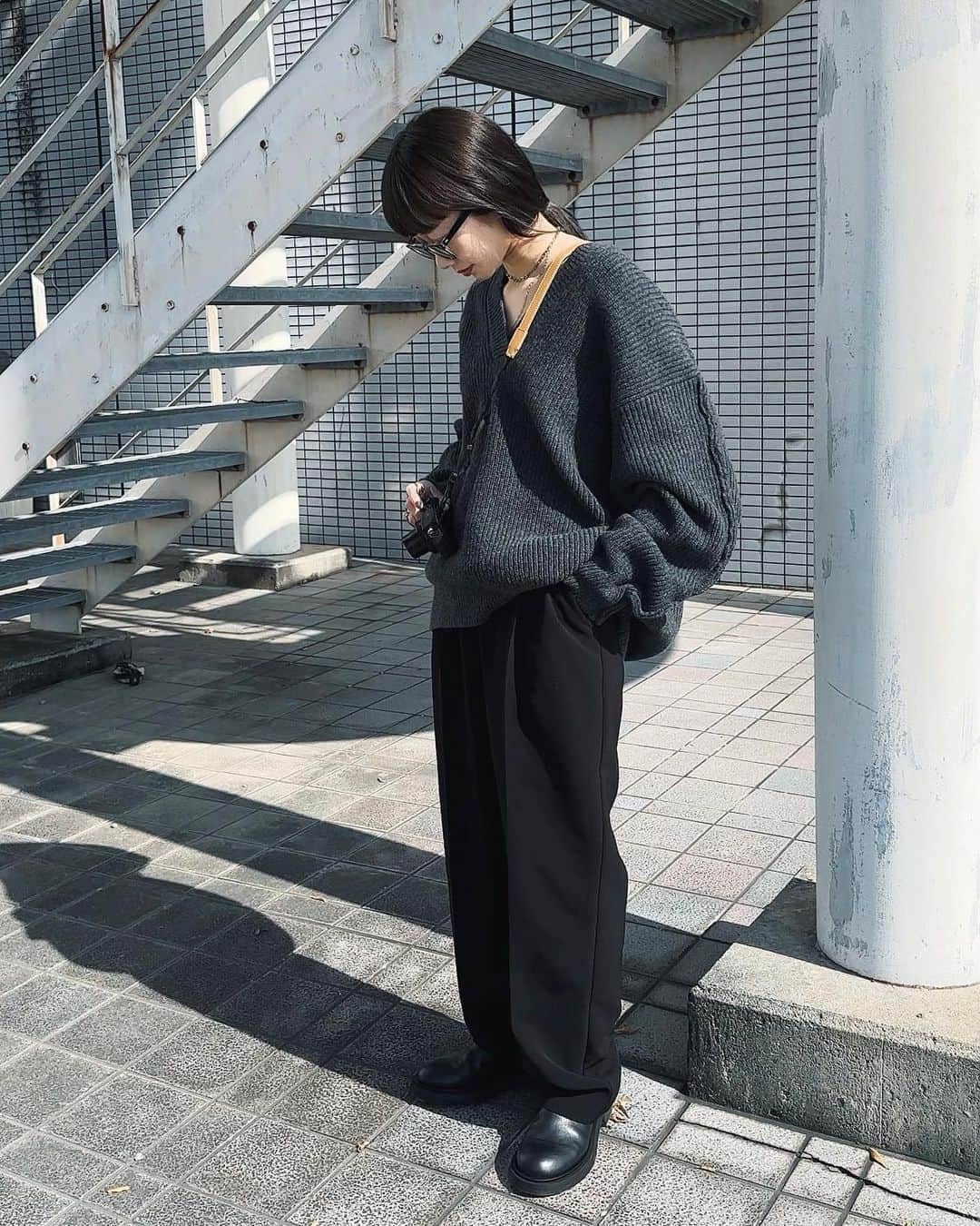 TOMOKAさんのインスタグラム写真 - (TOMOKAInstagram)「先日 @vibram_japan でリペアに出していたブーツが帰ってきました☺️  お気に入りで何年も履いたものだけど ソールが重くて疲れるしゴツみえるデザインが ここ数年、自分のファッションに馴染まない気がして中々出番がなくなっていて🥲  ここまで雰囲気が変わるなんて…！ 別物になったのかと思うくらい素敵になって戻ってきました。  シンプルなものが好きだからクラシックでローファーのようにしたい！と相談させて頂いたのですが 履き心地もよくなって重厚感は残しつつオーダー通りの仕上がりに感動。 すべりにくくなったのも嬉しい✨✨  これからも大切にしながら沢山履きます🥾  私はイベントでお願いしたんだけど 渋谷のPARCOにも入ってるよって聞いたので 他にもリペアに出したいものは持っていこうと思ってます！  #RepairlfYouCare #RepairlfYouCarejp  #Vibram #ヴィブラム#PR」11月4日 15時28分 - ______839048