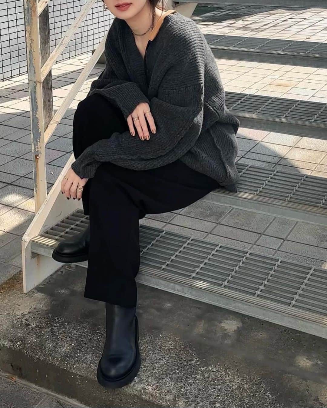 TOMOKAさんのインスタグラム写真 - (TOMOKAInstagram)「先日 @vibram_japan でリペアに出していたブーツが帰ってきました☺️  お気に入りで何年も履いたものだけど ソールが重くて疲れるしゴツみえるデザインが ここ数年、自分のファッションに馴染まない気がして中々出番がなくなっていて🥲  ここまで雰囲気が変わるなんて…！ 別物になったのかと思うくらい素敵になって戻ってきました。  シンプルなものが好きだからクラシックでローファーのようにしたい！と相談させて頂いたのですが 履き心地もよくなって重厚感は残しつつオーダー通りの仕上がりに感動。 すべりにくくなったのも嬉しい✨✨  これからも大切にしながら沢山履きます🥾  私はイベントでお願いしたんだけど 渋谷のPARCOにも入ってるよって聞いたので 他にもリペアに出したいものは持っていこうと思ってます！  #RepairlfYouCare #RepairlfYouCarejp  #Vibram #ヴィブラム#PR」11月4日 15時28分 - ______839048