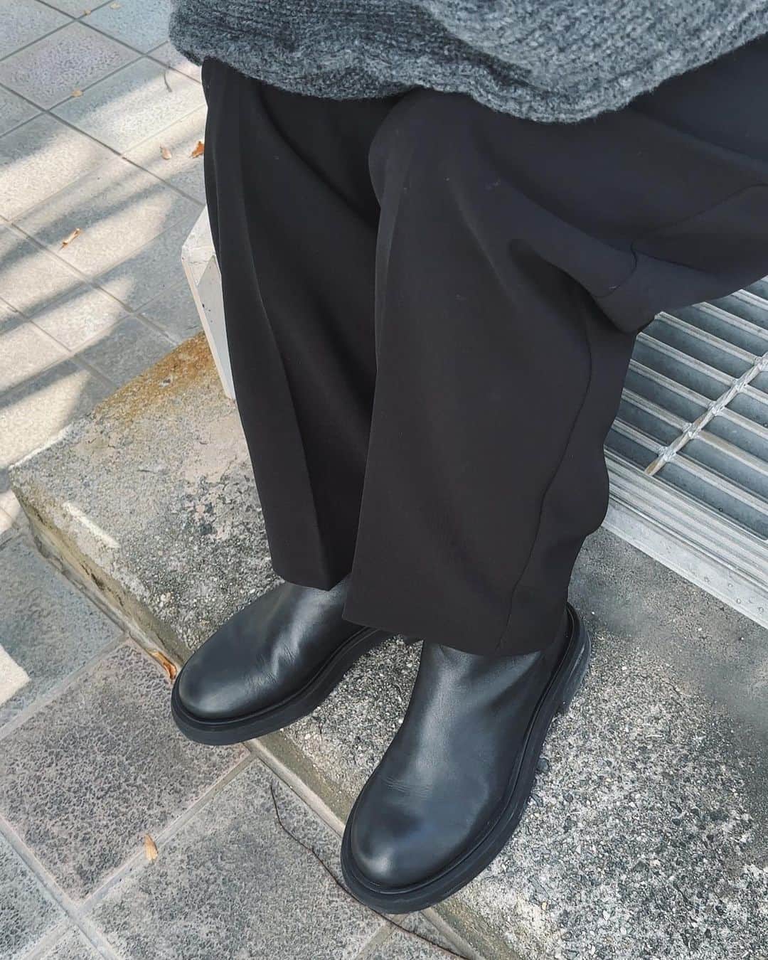 TOMOKAさんのインスタグラム写真 - (TOMOKAInstagram)「先日 @vibram_japan でリペアに出していたブーツが帰ってきました☺️  お気に入りで何年も履いたものだけど ソールが重くて疲れるしゴツみえるデザインが ここ数年、自分のファッションに馴染まない気がして中々出番がなくなっていて🥲  ここまで雰囲気が変わるなんて…！ 別物になったのかと思うくらい素敵になって戻ってきました。  シンプルなものが好きだからクラシックでローファーのようにしたい！と相談させて頂いたのですが 履き心地もよくなって重厚感は残しつつオーダー通りの仕上がりに感動。 すべりにくくなったのも嬉しい✨✨  これからも大切にしながら沢山履きます🥾  私はイベントでお願いしたんだけど 渋谷のPARCOにも入ってるよって聞いたので 他にもリペアに出したいものは持っていこうと思ってます！  #RepairlfYouCare #RepairlfYouCarejp  #Vibram #ヴィブラム#PR」11月4日 15時28分 - ______839048