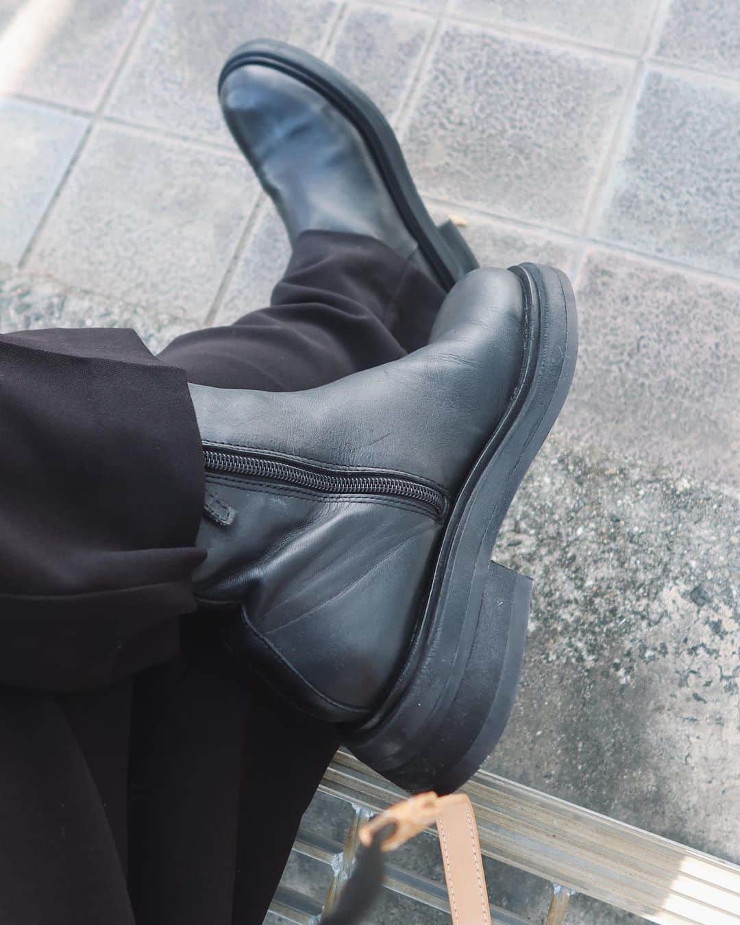 TOMOKAさんのインスタグラム写真 - (TOMOKAInstagram)「先日 @vibram_japan でリペアに出していたブーツが帰ってきました☺️  お気に入りで何年も履いたものだけど ソールが重くて疲れるしゴツみえるデザインが ここ数年、自分のファッションに馴染まない気がして中々出番がなくなっていて🥲  ここまで雰囲気が変わるなんて…！ 別物になったのかと思うくらい素敵になって戻ってきました。  シンプルなものが好きだからクラシックでローファーのようにしたい！と相談させて頂いたのですが 履き心地もよくなって重厚感は残しつつオーダー通りの仕上がりに感動。 すべりにくくなったのも嬉しい✨✨  これからも大切にしながら沢山履きます🥾  私はイベントでお願いしたんだけど 渋谷のPARCOにも入ってるよって聞いたので 他にもリペアに出したいものは持っていこうと思ってます！  #RepairlfYouCare #RepairlfYouCarejp  #Vibram #ヴィブラム#PR」11月4日 15時28分 - ______839048