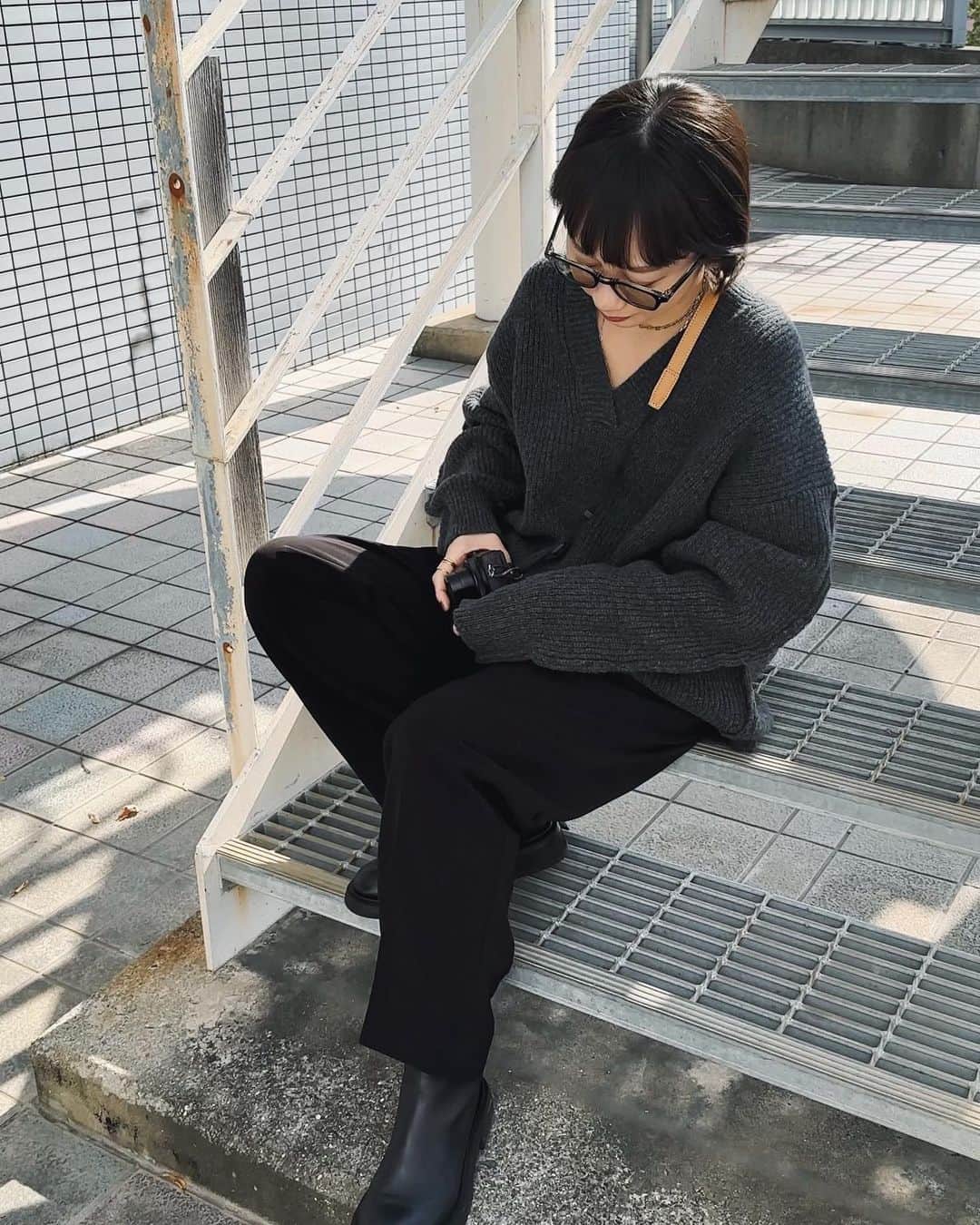 TOMOKAさんのインスタグラム写真 - (TOMOKAInstagram)「先日 @vibram_japan でリペアに出していたブーツが帰ってきました☺️  お気に入りで何年も履いたものだけど ソールが重くて疲れるしゴツみえるデザインが ここ数年、自分のファッションに馴染まない気がして中々出番がなくなっていて🥲  ここまで雰囲気が変わるなんて…！ 別物になったのかと思うくらい素敵になって戻ってきました。  シンプルなものが好きだからクラシックでローファーのようにしたい！と相談させて頂いたのですが 履き心地もよくなって重厚感は残しつつオーダー通りの仕上がりに感動。 すべりにくくなったのも嬉しい✨✨  これからも大切にしながら沢山履きます🥾  私はイベントでお願いしたんだけど 渋谷のPARCOにも入ってるよって聞いたので 他にもリペアに出したいものは持っていこうと思ってます！  #RepairlfYouCare #RepairlfYouCarejp  #Vibram #ヴィブラム#PR」11月4日 15時28分 - ______839048