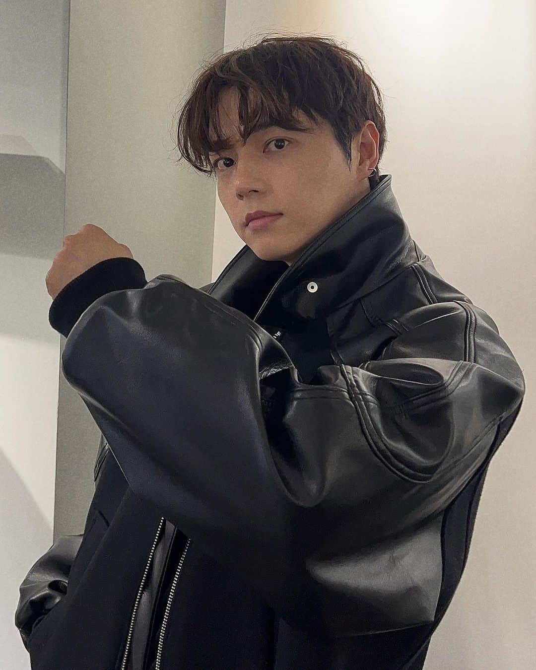 チ・ウンソンのインスタグラム：「Pop up 🖤」