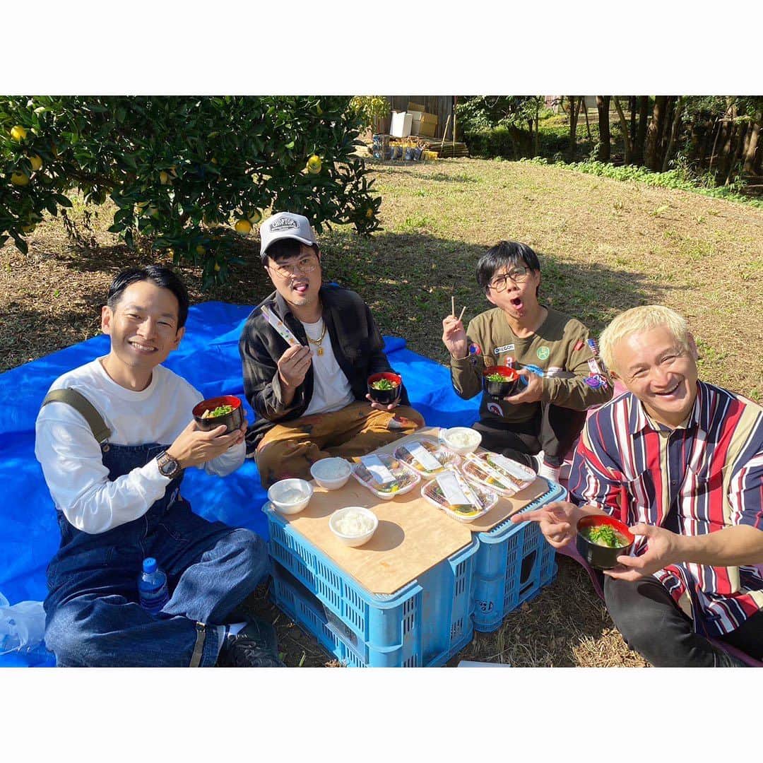 佐田正樹のインスタグラム：「本日はこのメンツでお仕事でーす‼︎  青空で食うご飯は格別にうまい‼︎  自然って落ちてるから😁」