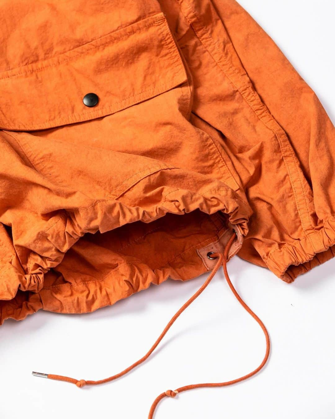 アナクロノームさんのインスタグラム写真 - (アナクロノームInstagram)「. AN252 OVER DYED ANORAK PULLOVER JACKET ORANGE  [アイテム : 製品染アノラックプルオーバージャケット] [Item : Over dyed anorak pullover jacket]  ■ミリタリーのスノーパーカーをベースに、ディティールをリエディット。 サイドジップの開閉や裾のドローコードの絞りによりシルエットの変更が可能です。  ■生地 : 撥水C/Nタイプライター 高密度で撥水性のあるタイプライター生地はドライなタッチであり、様々なシーズンでの対応が可能です。 簡易撥水性能はございますが、完全防水ではございませんのでご注意ください。  ■加工 : 顔料染 顔料染めにより独特なムラ感のある風合いとなっております。  ※湿気や摩擦による色落ちの可能性がある染め加工です。 移染しやすい染め加工のため他の物とは区別して洗濯してください。 染色アイテムにつけているミルスペックライクなタイベック素材は熱に弱いため、アイロンのご使用はお控えください。  ■素材 : COTTON 50% NYLON 50%  海外発送も可能です。 Overseas dispatch is also possible.   MODEL 身長：173cm 体重：62kg 着用：SIZE 02」11月4日 15時25分 - anachronorm262