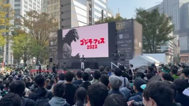 笠井信輔のインスタグラム：「素晴らしい1日‼️昨日、11月3日「ゴジラフェス2023」が開催されました  ものすごい人でした!  「ゴジラ− 1.0」公開初日と言うこともあって、過去最高の参加者だったかもしれません  ￼  毎年8時間行われているイベントですが 晴天の中、日比谷のステージで 今年も私1人で仕切らていただきました  ￼  あれだけの人を前に、舞台に立てるなんて、こんなに幸せなことはありません  ❶上西監督が制作したCG短編 「ゴジラVSメガロ」のお披露目上映  ❷11月17日から配信が始まる Apple TV+のゴジラ連続ドラマ「モナーク」の紹介  ￼  ❸ 50周年を迎えるジェットジャガー クラウドファンディングよって作られた新しいスーツ（着ぐるみ）のお披露目  ￼  ❹その後のハイタッチ🤚イベント  ￼  ❺今年も中川監督がメガホンを取ったミニチュア特撮新作 「フェス・ゴジラ4 オペレーション ・ジェットジャガー」のお披露目上映  ❻そして、夜になってラストは公開初日を迎えた「ゴジラ-1.0」の山崎貴監督を迎えて1時間行った大爆笑トークショー「居酒屋ゴジラ」  ￼  本当に、楽しく幸せな1日でした  最も感動したのは CG短編新作「ゴジラVSメガロ」と、ミニチュア特撮短編新作 「オペレーション・ジェットジャガー」の上映会です  どちらの作品も.観客の皆さん、手を叩いて.大きな声を出しながら 作品の展開に反応して ものすごいエネルギーだったんです こんなにもみんなゴジラが好きなのかと そして、エンディングの後、最後にゴジラのテーマが流れると 手拍子をしながら全観客が興奮を隠しきれない様子  とてつもない感動と力をお客さんに与えていただきました　  ￼  おそらく、昭和時代の映画ってこんな感じで上映していたのではないかなと、そんなふうに感じました  ￼  私も立ちっぱなしでしたが 観客の皆さんも立ちっぱなしなんですよ  ￼  本当に皆さんお疲れ様でした  準備で前日徹夜でしたが、皆さんと幸せな時間を共有できて、本当に生きていて良かったなと思います  この8時間の模様は、少し編集されるかもしれませんが アーカイブとして残るということなので 1週間ほどYouTubeのゴジラチャンネルで見ることができます  準備ができたら「ゴジラチャンネル」にアップされると思いますので、楽しみにしていてください  来て下さった皆さん 配信を見てくださった世界中のみなさん  本当に本当にありがとうございました  ￼  実は、私、イベント中に 「ゴジラ−1.0（マイナスワン）」の初日、舞台挨拶の司会も隣のビルのTOHOシネマズ日比谷で行いました 大変な盛り上がりでした  本作はもう3回みました 　^_^ 次は 今度はIMAX、4DX、MX4D スクリーンＸ どれでみようかな‼️」