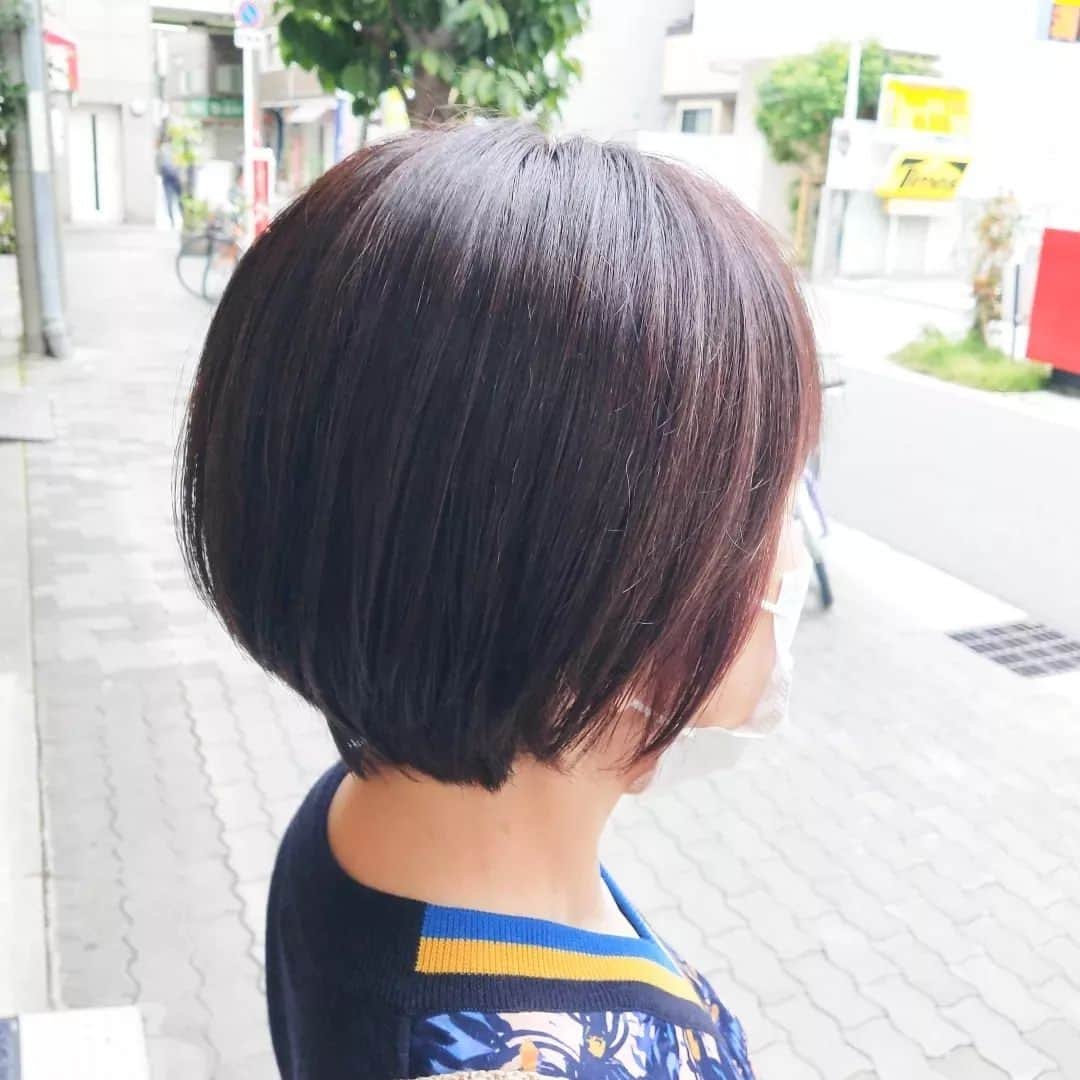 IMAGINE-hairさんのインスタグラム写真 - (IMAGINE-hairInstagram)「いつもありがとうございます😌  ✄お客様スタイル✄  ☆インナーカラーショート☆  もみあげの所にチラッと見えるインナーカラー✨✨  スタイリング 👉ハンドブローのみ、バーム仕上げ  メニュー 👉カット＋ファイバープレックスカラー(インナーカラー込み)　¥15,950  秋山はこんな美容師です。 ✄30代、40代、50代のお客様から支持して頂いてます。 ✄ショートスタイル、ボブスタイルが大得意です。カット技術には自信あるので、まとまりやすく朝のスタイリングを楽にします。 ✄生えグセ、髪質、頭の形等をしっかり見て、顔の黄金比に合わせて小顔小頭スタイルにします。 ✄かれこれ20年。髪質、ヘアスタイル、頭皮の事等どんな悩みもお任せ下さい。  IMAGINEは、こんな方におすすめのヘアサロンです ❁トップをふんわりさせたい方 ❁つむじ割れが気になる方 ❁毎日のスタイリングを楽に決まるようにしたい方 ❁パサつき、ぺたんこ、うねり、頭皮トラブルなど大人女性のお悩みを持たれてる方 ❁小顔、小頭にしたい方  IMAGINEでは、、、 ・髪の毛、頭皮の様々なお悩みを解消します。 ・パサつき、ぺたんこ、うねり、細毛、抜け毛など大人女性のお悩みもお任せ下さい。 ・日本で唯一のパーマでぺたんこ、つむじ割れを解消します。 ・毎日のスタイリングが楽になるように傷めずまとまり長持ちするヘアスタイルを提供します。 ・顔、頭の黄金比(美しく見えるバランス)をベースに小顔、小頭のヘアスタイルにします。  【IMAGINE天神橋店の料金】 ❁カット　¥6,600 ❁カット＋ファイバープレックスカラー　¥15,950 ❁カット＋ファイバープレックスカラー＋トリートメント　¥20,570 ❁根元ふんわりパーマ＋カット　¥14,850 ❁つむじ割れ解消ポイントパーマ＋カット　¥11,550 ❁酸性ナチュラルストレート＋カット　¥18,150  【アクセス】 〒530-0041 大阪市北区天神橋３−６−２２ TEL  ０６−６３５１−８０２０  詳しくはホームページをご覧ください www.imagine-hair.com  【定休日】毎週月曜日、第2,3,5火曜日  【受付時間】 　【火】12：30～18：00 　【水−土】10：00～18：30 　【日・祝】10：00～17：30  ご予約や気になる方、メニューなどのご相談は お電話(０６−６３５１−８０２０)もしくはDMからお気軽にご連絡下さい❁¨̮   #ショート#ショートヘア#ショートヘアスタイル#ボブ#ボブショート#ショートボブ#ボブヘア#パーマヘアスタイル#インナーカラー#デジタルパーマ#ストレートパーマ#メンズパーマ#ファイバープレックス#つむじ割れ解消#つむじ#脱白髪染め#ハイライト#30代ヘア#40代ヘア#50代ヘア#天神橋美容室#天満美容室#南森町美容院#天神橋美容院#天満#南森町#扇町#天神橋#天神橋筋商店街」11月4日 15時32分 - imagine.365.359