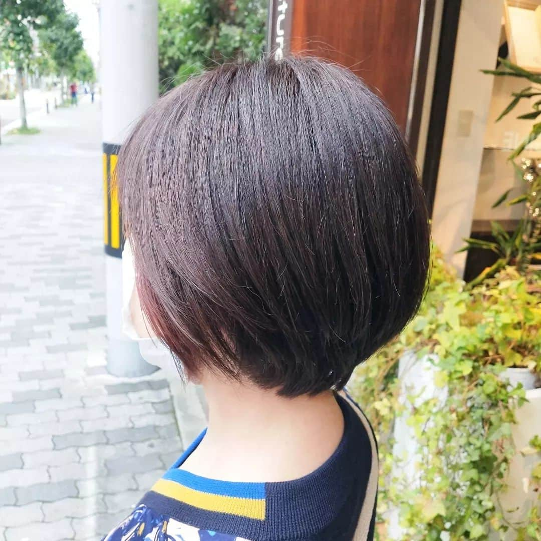 IMAGINE-hairのインスタグラム：「いつもありがとうございます😌  ✄お客様スタイル✄  ☆インナーカラーショート☆  もみあげの所にチラッと見えるインナーカラー✨✨  スタイリング 👉ハンドブローのみ、バーム仕上げ  メニュー 👉カット＋ファイバープレックスカラー(インナーカラー込み)　¥15,950  秋山はこんな美容師です。 ✄30代、40代、50代のお客様から支持して頂いてます。 ✄ショートスタイル、ボブスタイルが大得意です。カット技術には自信あるので、まとまりやすく朝のスタイリングを楽にします。 ✄生えグセ、髪質、頭の形等をしっかり見て、顔の黄金比に合わせて小顔小頭スタイルにします。 ✄かれこれ20年。髪質、ヘアスタイル、頭皮の事等どんな悩みもお任せ下さい。  IMAGINEは、こんな方におすすめのヘアサロンです ❁トップをふんわりさせたい方 ❁つむじ割れが気になる方 ❁毎日のスタイリングを楽に決まるようにしたい方 ❁パサつき、ぺたんこ、うねり、頭皮トラブルなど大人女性のお悩みを持たれてる方 ❁小顔、小頭にしたい方  IMAGINEでは、、、 ・髪の毛、頭皮の様々なお悩みを解消します。 ・パサつき、ぺたんこ、うねり、細毛、抜け毛など大人女性のお悩みもお任せ下さい。 ・日本で唯一のパーマでぺたんこ、つむじ割れを解消します。 ・毎日のスタイリングが楽になるように傷めずまとまり長持ちするヘアスタイルを提供します。 ・顔、頭の黄金比(美しく見えるバランス)をベースに小顔、小頭のヘアスタイルにします。  【IMAGINE天神橋店の料金】 ❁カット　¥6,600 ❁カット＋ファイバープレックスカラー　¥15,950 ❁カット＋ファイバープレックスカラー＋トリートメント　¥20,570 ❁根元ふんわりパーマ＋カット　¥14,850 ❁つむじ割れ解消ポイントパーマ＋カット　¥11,550 ❁酸性ナチュラルストレート＋カット　¥18,150  【アクセス】 〒530-0041 大阪市北区天神橋３−６−２２ TEL  ０６−６３５１−８０２０  詳しくはホームページをご覧ください www.imagine-hair.com  【定休日】毎週月曜日、第2,3,5火曜日  【受付時間】 　【火】12：30～18：00 　【水−土】10：00～18：30 　【日・祝】10：00～17：30  ご予約や気になる方、メニューなどのご相談は お電話(０６−６３５１−８０２０)もしくはDMからお気軽にご連絡下さい❁¨̮   #ショート#ショートヘア#ショートヘアスタイル#ボブ#ボブショート#ショートボブ#ボブヘア#パーマヘアスタイル#インナーカラー#デジタルパーマ#ストレートパーマ#メンズパーマ#ファイバープレックス#つむじ割れ解消#つむじ#脱白髪染め#ハイライト#30代ヘア#40代ヘア#50代ヘア#天神橋美容室#天満美容室#南森町美容院#天神橋美容院#天満#南森町#扇町#天神橋#天神橋筋商店街」