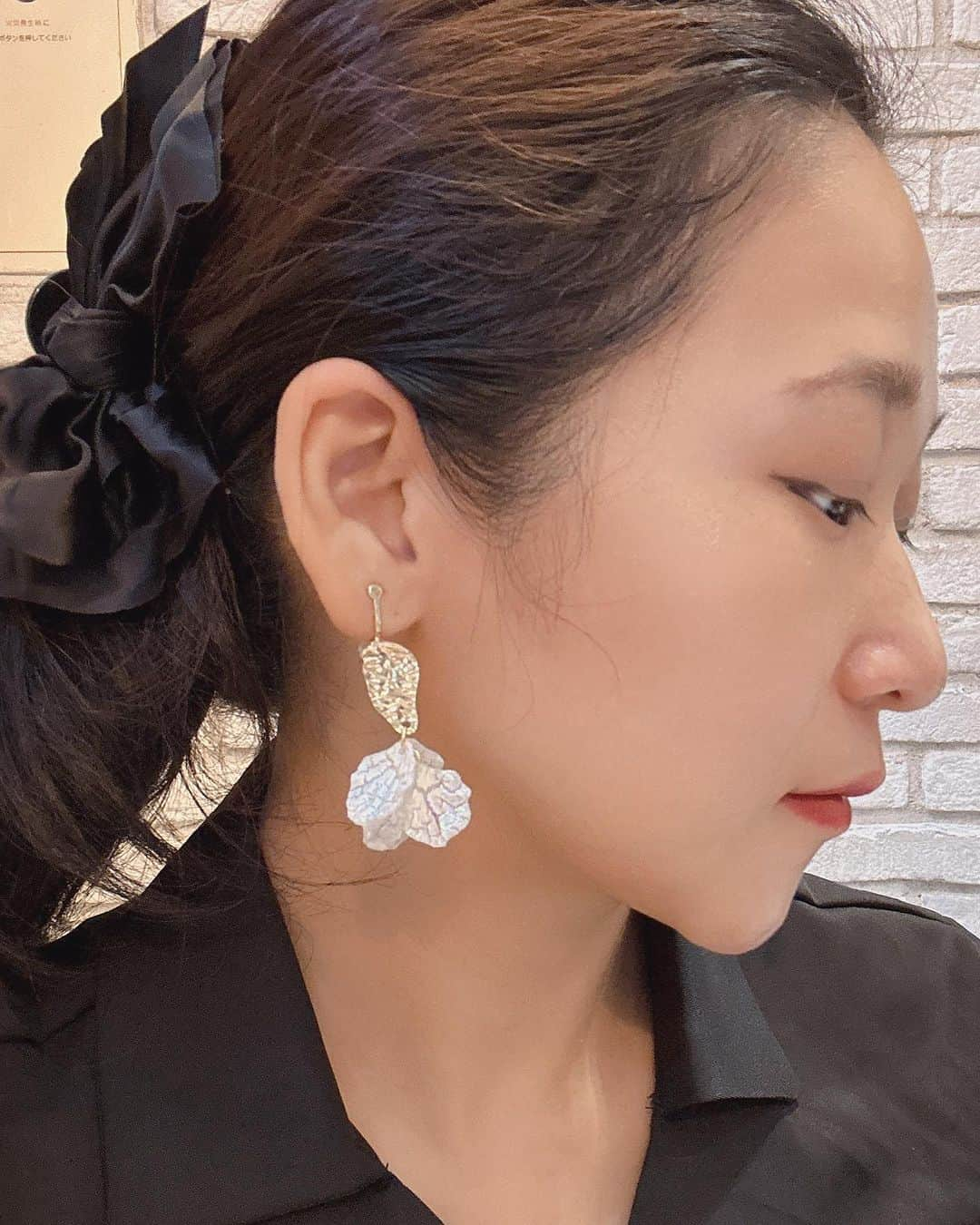 世手子のインスタグラム：「PR  affordable accessories🎀 I'm surprised at how cute it is😍😍😍 There are also some great coupons🎫 先日のお出かけアクセサリーはこんな感じ( ͡° ͜ʖ ͡°) @queen.lupis #LUPIS #ルピス #アクセサリー #プチプラコーデ 可愛すぎる（＾∇＾） 個人的には #イヤリングコンバーター があるので ピアスも自由に選べるところが嬉しい(*'▽'*) ブラックのビッグリボン #バンスクリップ すごく便利^_^ 変形メタルホワイトペタルピアスもめっちゃお気に入り🤩 シュシュや髪ゴムも可愛いのいっぱいあって素晴らしい(´∀｀=) スワイプすると最後に全商品20%offになる限定クーポンコードあるからチェック☑️してね(*☻-☻*) QRコード是非使ってみてね(*´◒`*) #クーポン #クーポン配布中  #クーポン情報」