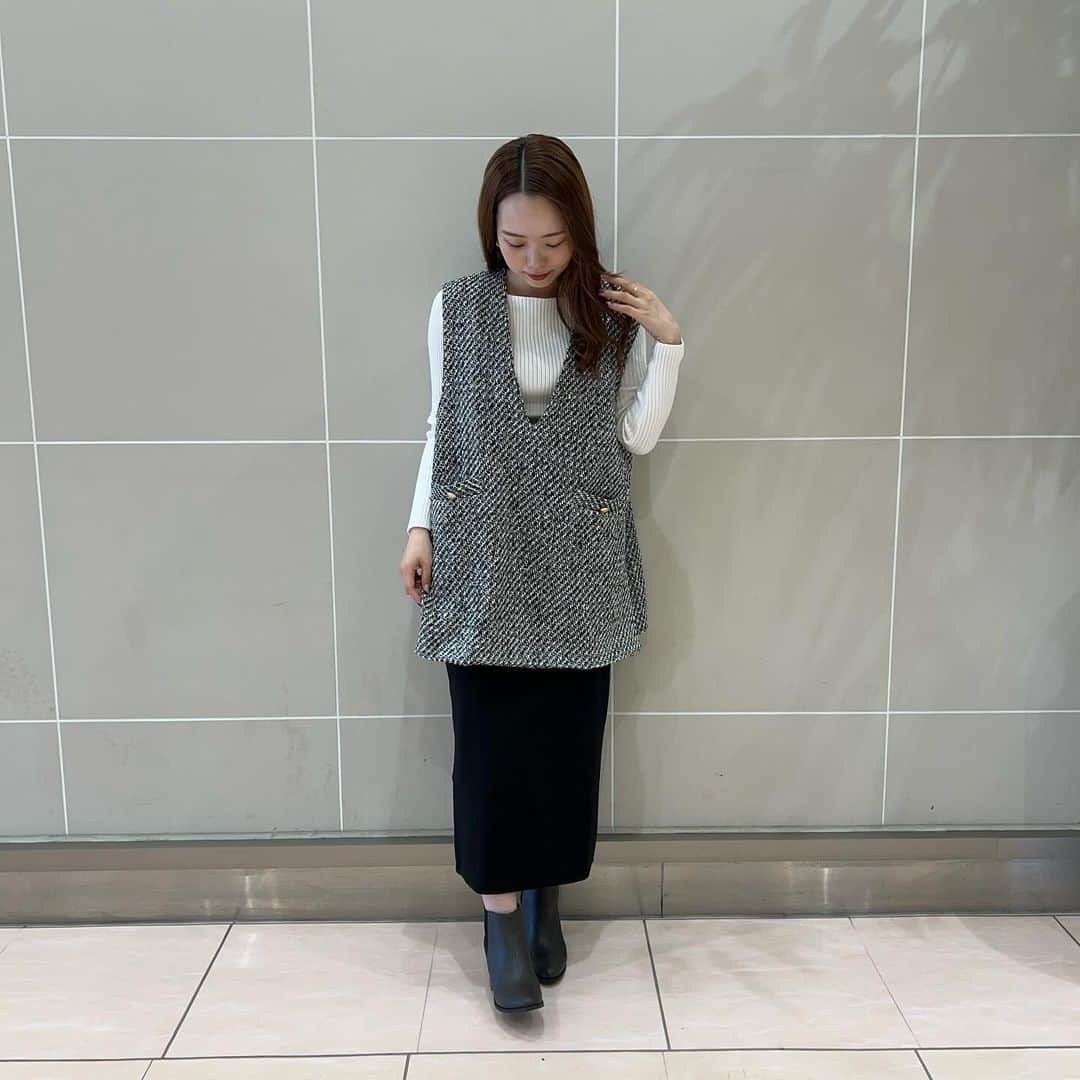 神戸レタス三宮店のインスタグラム：「. 着るだけで簡単にお洒落みえするベスト🤍✨ ⁡ 腰回りもすっぽり隠れるのでスキニーや、ショートパンツに合わせてワンピース風な着こなしもおすすめです☺️ ⁡ ⁡ 🏷️C6893 ¥3,990(taxin) ［SAYAKAさんコラボ］ ウールライクorツイードジレ ⁡ ⁡ ▶︎▶︎▶︎STAFF かえぴー　161cm(姫路店) ⁡ ⁡ #kobelettuce#神戸レタス#レタジョ#プチプラコーデ#プチプラ#大人カジュアル#ベスト#ベストコーデ#秋コーデ#秋服#ootd#fashion#code#coordinate#himeji#姫路 #aeonmall_toyokawa_topic キャプションを入力…」